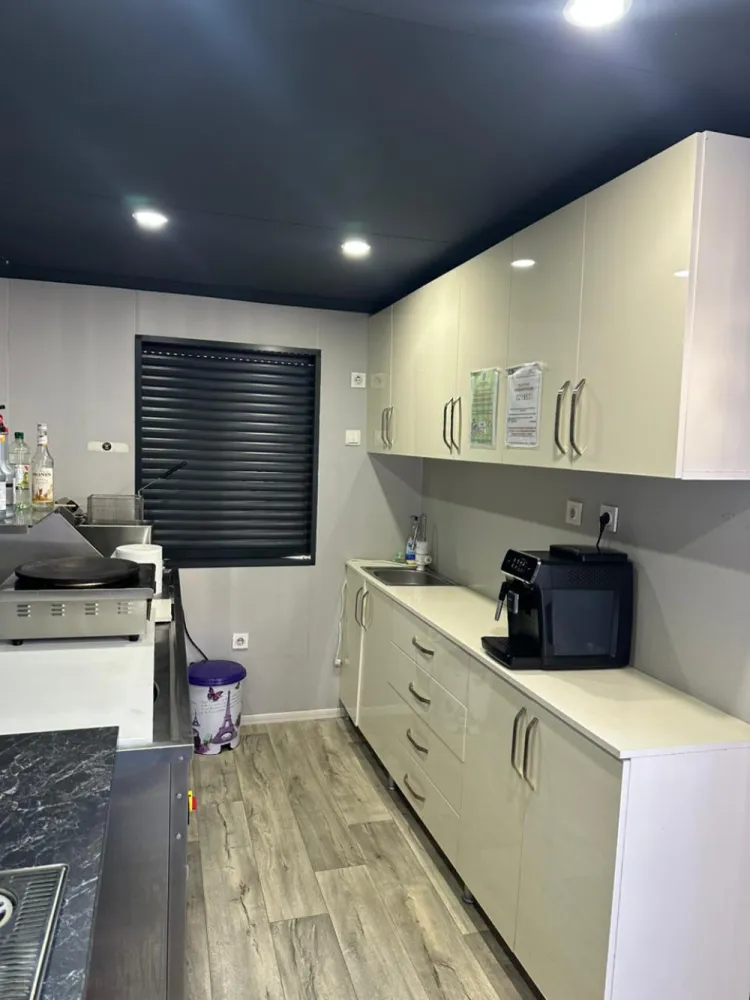 Afacere Fast-Food la cheie cu terasă | Cartierul Arhitecților | Teren în proprietate 121 mp - 🔑 Oportunitate excelentă de investiție – Afacere Fast-Food la cheie, Cartierul ArhitecțilorPersoană juridică oferă spre vânzare afacere în domeniul Fast-Food, complet funcțională, pregătită pentru preluare imediată.📍 Locația este situată în zona Cartierul Arhitecților, într-un areal cu trafic pietonal intens, beneficiind de proximitatea unui loc de joacă modern, recent renovat de primărie – un avantaj important pentru flux constant de clienți.📦 Proprietatea este compusă din:✔ Bucătărie tip container, complet utilată și mobilată – gata pentru operare imediată✔ Magazie + curte interioară pentru depozitare✔ Teren în proprietate – 121 mp✔ Terasă amenajată cu 14 mese (4 scaune / masă)✔ Utilități: curent electricAfacerea este ideală pentru antreprenori care doresc să preia un business funcțional fără investiții suplimentare majore.📌 Motivul vânzării: schimbarea domeniului de activitate al companiei.💶 Preț: 75.000 € negociabilPentru detalii suplimentare, informații financiare sau programarea unei vizionări, vă rugăm să ne contactați în privat. }}