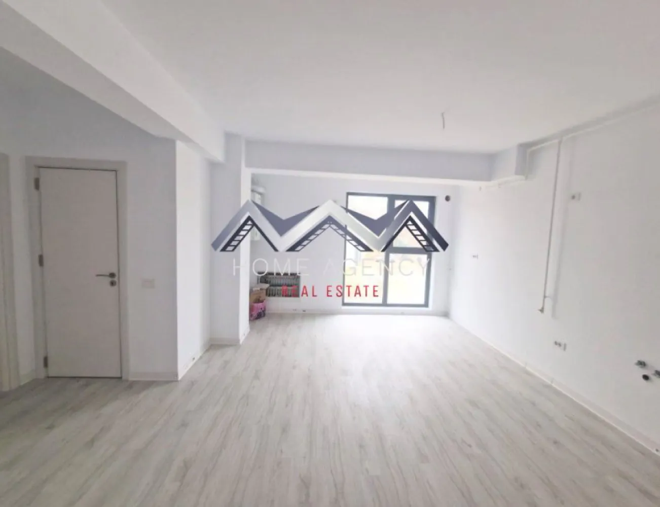 Apartament 3 camere, terasă 31 mp Otopeni central | parcare, comision 0 - Achiziția se realizează direct de la dezvoltator, fără perceperea vreunui comision din partea cumpărătorului. Oferim consultanță gratuită pe tot parcursul procesului de achiziție și asigurăm suport specializat în fiecare etapă. La cerere, punem la dispoziție și servicii de brokeraj financiar, fără costuri suplimentare, pentru identificarea celor mai avantajoase soluții de finanțare. Vă propunem, spre vânzare, un apartament modern cu 3 camere, situat la parterul unui bloc nou din zona centrală a orașului Otopeni, la doar câteva minute de mers pe jos față de piață, magazine, restaurante, farmacii, bănci și transport public. Școala se află la doar 10 minute de mers pe jos (sau 3 minute cu mașina), iar accesul către DN1, Centura Capitalei și Aeroportul Henri Coandă este rapid și facil. Zona va beneficia, de asemenea, de viitoarea stație de metrou "Otopeni". Apartamentul are o suprafață utilă de 62 mp, la care se adaugă o terasă impresionantă de 30 mp, ideală pentru relaxare, dining exterior sau amenajări personalizate. Livingul luminos este completat de o bucătărie open space, creând un spațiu deschis și primitor. Cele două dormitoare sunt spațioase și oferă acces direct către terasa generoasă. Imobilul dispune de două băi moderne, ambele dotate cu duș walk-in, precum și de un hol foarte generos, perfect pentru amenajarea unor multiple spații de depozitare. Centrala proprie și încălzirea prin pardoseală asigură confort termic constant și costuri reduse de întreținere. Apartamentul se predă racordat la toate utilitățile publice: apă, gaze, electricitate și canalizare. Prețul afișat este final, include TVA și un loc de parcare subteran. 📞 Programează acum o vizionare! }}