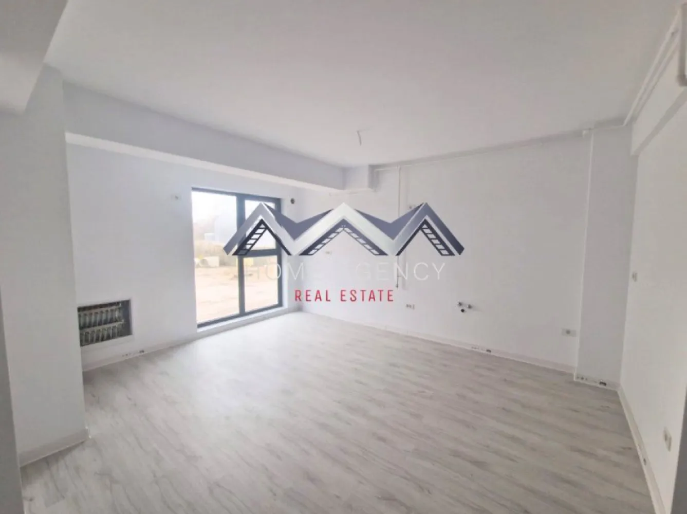 Apartament 3 camere, terasă 31 mp Otopeni central | parcare, comision 0 - Achiziția se realizează direct de la dezvoltator, fără perceperea vreunui comision din partea cumpărătorului. Oferim consultanță gratuită pe tot parcursul procesului de achiziție și asigurăm suport specializat în fiecare etapă. La cerere, punem la dispoziție și servicii de brokeraj financiar, fără costuri suplimentare, pentru identificarea celor mai avantajoase soluții de finanțare. Vă propunem, spre vânzare, un apartament modern cu 3 camere, situat la parterul unui bloc nou din zona centrală a orașului Otopeni, la doar câteva minute de mers pe jos față de piață, magazine, restaurante, farmacii, bănci și transport public. Școala se află la doar 10 minute de mers pe jos (sau 3 minute cu mașina), iar accesul către DN1, Centura Capitalei și Aeroportul Henri Coandă este rapid și facil. Zona va beneficia, de asemenea, de viitoarea stație de metrou "Otopeni". Apartamentul are o suprafață utilă de 62 mp, la care se adaugă o terasă impresionantă de 30 mp, ideală pentru relaxare, dining exterior sau amenajări personalizate. Livingul luminos este completat de o bucătărie open space, creând un spațiu deschis și primitor. Cele două dormitoare sunt spațioase și oferă acces direct către terasa generoasă. Imobilul dispune de două băi moderne, ambele dotate cu duș walk-in, precum și de un hol foarte generos, perfect pentru amenajarea unor multiple spații de depozitare. Centrala proprie și încălzirea prin pardoseală asigură confort termic constant și costuri reduse de întreținere. Apartamentul se predă racordat la toate utilitățile publice: apă, gaze, electricitate și canalizare. Prețul afișat este final, include TVA și un loc de parcare subteran. 📞 Programează acum o vizionare! }}