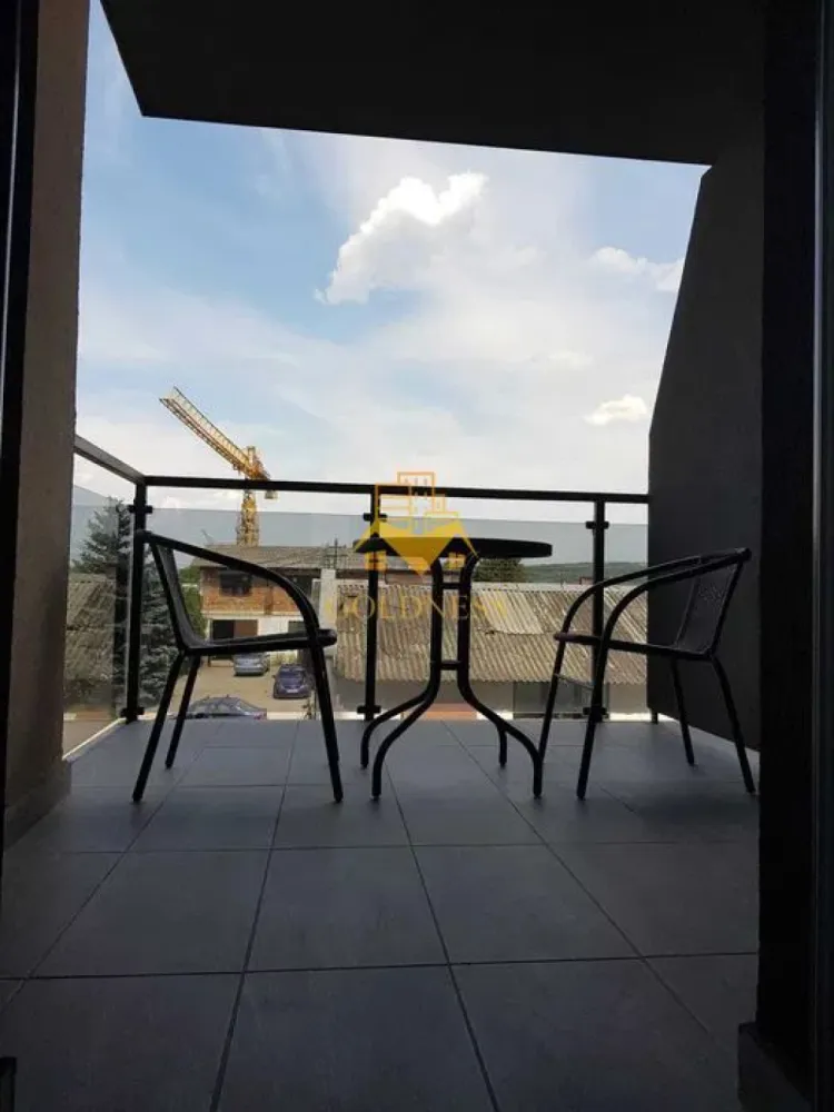 2 camere, modern, bloc nou, garaj,terasa, Gheorgheni Grand Park, Sopor - GOLDNESS Imobiliare vă propune spre închiriere un apartament cu 2 camere open space, complet mobilat și utilat, la etajul 2 într-un imobil de 10 etaje, în Cartierul Gheorgheni. Dispune de loc de parcare subteran contra cost 50 euro! Se află în apropierea stațiilor de transport în comun, magazine, restaurante, spații verzi, farmacii, etc. Apartamentul este compartimentat astfel: - dormitor cu canapea extensibila, dressing. - living cu bucatarie open space complet utilată și mobilată, canapea extensibilă, loc de servit masa - baie cu cabina de dus, calorifer port prosop și dulap pentru depozitare. - terasa de 6 mp. Imobilul este dotat cu toate cele necesare- centrală proprie, frigider, aragaz, hotă, mașină de spălat haine si vase, AC, televizor, etc. Dacă sunteți interesați de acest apartament și doriți să îl vizionați, dar și pentru alte oferte nu ezitați să ne contactați telefonic sau prin e-mail. Vă stăm la dispoziție! Pentru intermediere se percepe un comision de 50% din prețul chiriei! }}