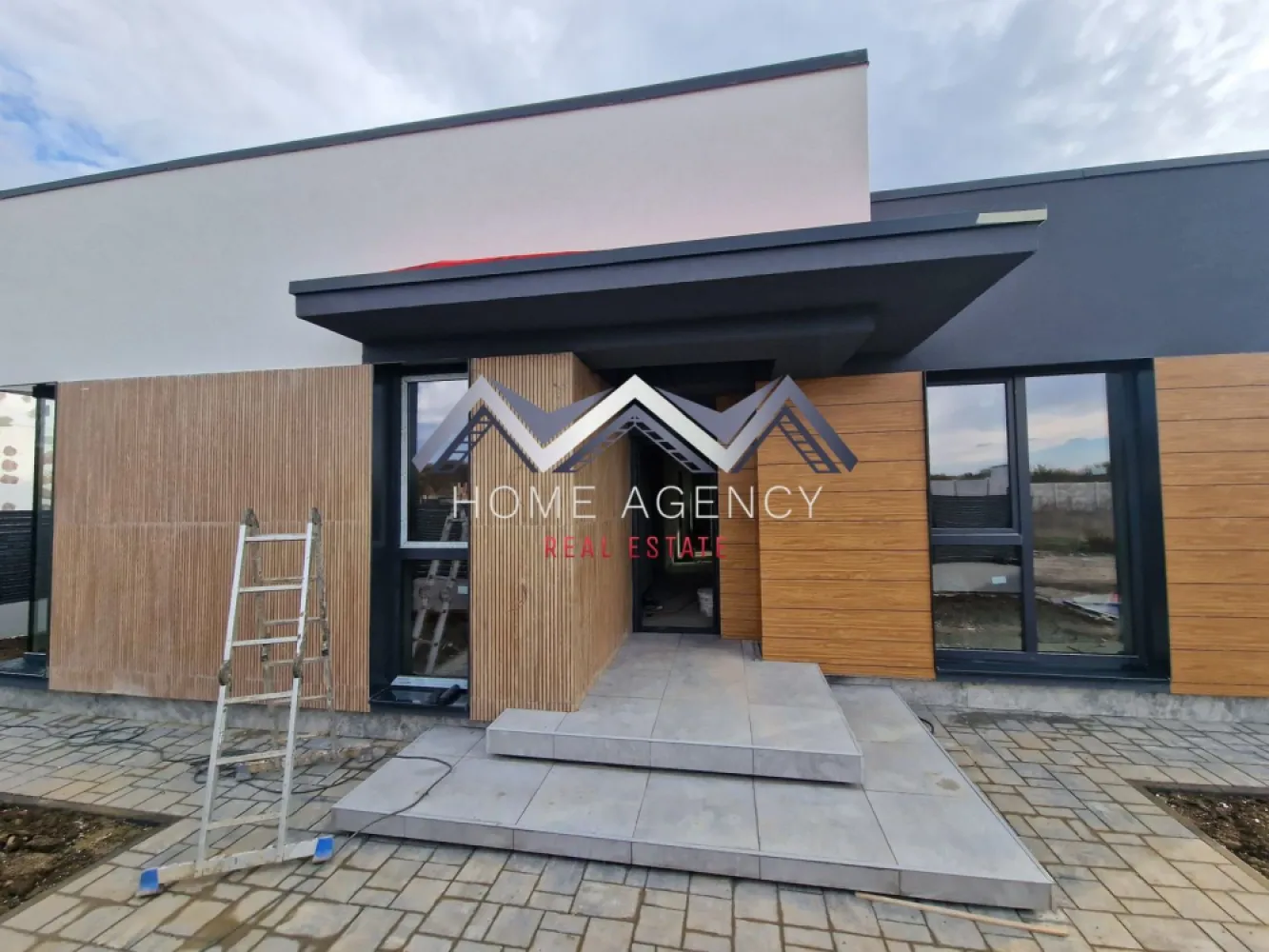 Casa pe parter | Balotești, lângă pădure - Vă propunem, spre vânzare, o casă individuală pe parter, parte dintr-un nou proiect rezidențial amplasat în Balotești, într-o zonă liniștită, lângă pădure, și în apropierea principalelor puncte de interes din Nordul Capitalei. Locuința are o suprafață utilă de 124,64 mp și o suprafață construită desfășurată de 172,8 mp, fiind amplasată pe un teren de 420 mp (disponibilă și în varianta cu 508 mp teren, preț diferit). Compartimentarea interioară este una eficientă și echilibrată: * Living spațios de 27,74 mp, cu lumină naturală abundentă, ce permite amenajarea atât a unei zone de relaxare, cât și de dining. * Bucătărie de 15,51 mp, retrasă față de zona de zi și cu acces direct către terasă. La cerere, aceasta poate fi închisă complet. * Trei dormitoare, dintre care unul matrimonial cu baie proprie și dressing, iar celelalte două deservite de o baie. * Cameră tehnică dedicată pentru centrală și multiple spații de depozitare. * Două băi moderne și spațioase, gândite pentru utilizare practică. Construcția este realizată din cărămidă Porotherm de 30 cm, izolată la exterior cu polistiren de 15 cm, și este echipată cu geamuri tripan 4 Season, placă de beton peste parter și acoperiș din tablă tip Lindab, oferind durabilitate și confort termic ridicat. Încălzirea este integral în pardoseală, cu distribuitor separat pentru fiecare cameră, iar curtea se predă complet amenajată. În plus, casa se predă cu finisaje și obiecte sanitare de calitate, alese de viitorul proprietar, pentru a se potrivi perfect gusturilor și nevoilor familiei. Poziționarea reprezintă un avantaj major: locuința se află în proximitatea pădurii Balotești, într-un cadru natural aerisit, dar în același timp aproape de magazine, școli, grădinițe și mijloace de transport. Accesul facil către DN1 și zona de Nord a Bucureștiului face ca această casă să fie alegerea ideală pentru familiile care își doresc atât liniște și intimitate, cât și conectivitate rapidă la oraș. Programează acum o vizionare! }}