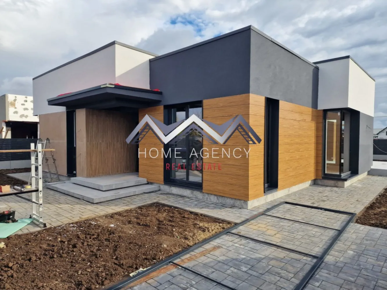 Casa pe parter | Balotești, lângă pădure - Vă propunem, spre vânzare, o casă individuală pe parter, parte dintr-un nou proiect rezidențial amplasat în Balotești, într-o zonă liniștită, lângă pădure, și în apropierea principalelor puncte de interes din Nordul Capitalei. Locuința are o suprafață utilă de 124,64 mp și o suprafață construită desfășurată de 172,8 mp, fiind amplasată pe un teren de 420 mp (disponibilă și în varianta cu 508 mp teren, preț diferit). Compartimentarea interioară este una eficientă și echilibrată: * Living spațios de 27,74 mp, cu lumină naturală abundentă, ce permite amenajarea atât a unei zone de relaxare, cât și de dining. * Bucătărie de 15,51 mp, retrasă față de zona de zi și cu acces direct către terasă. La cerere, aceasta poate fi închisă complet. * Trei dormitoare, dintre care unul matrimonial cu baie proprie și dressing, iar celelalte două deservite de o baie. * Cameră tehnică dedicată pentru centrală și multiple spații de depozitare. * Două băi moderne și spațioase, gândite pentru utilizare practică. Construcția este realizată din cărămidă Porotherm de 30 cm, izolată la exterior cu polistiren de 15 cm, și este echipată cu geamuri tripan 4 Season, placă de beton peste parter și acoperiș din tablă tip Lindab, oferind durabilitate și confort termic ridicat. Încălzirea este integral în pardoseală, cu distribuitor separat pentru fiecare cameră, iar curtea se predă complet amenajată. În plus, casa se predă cu finisaje și obiecte sanitare de calitate, alese de viitorul proprietar, pentru a se potrivi perfect gusturilor și nevoilor familiei. Poziționarea reprezintă un avantaj major: locuința se află în proximitatea pădurii Balotești, într-un cadru natural aerisit, dar în același timp aproape de magazine, școli, grădinițe și mijloace de transport. Accesul facil către DN1 și zona de Nord a Bucureștiului face ca această casă să fie alegerea ideală pentru familiile care își doresc atât liniște și intimitate, cât și conectivitate rapidă la oraș. Programează acum o vizionare! }}