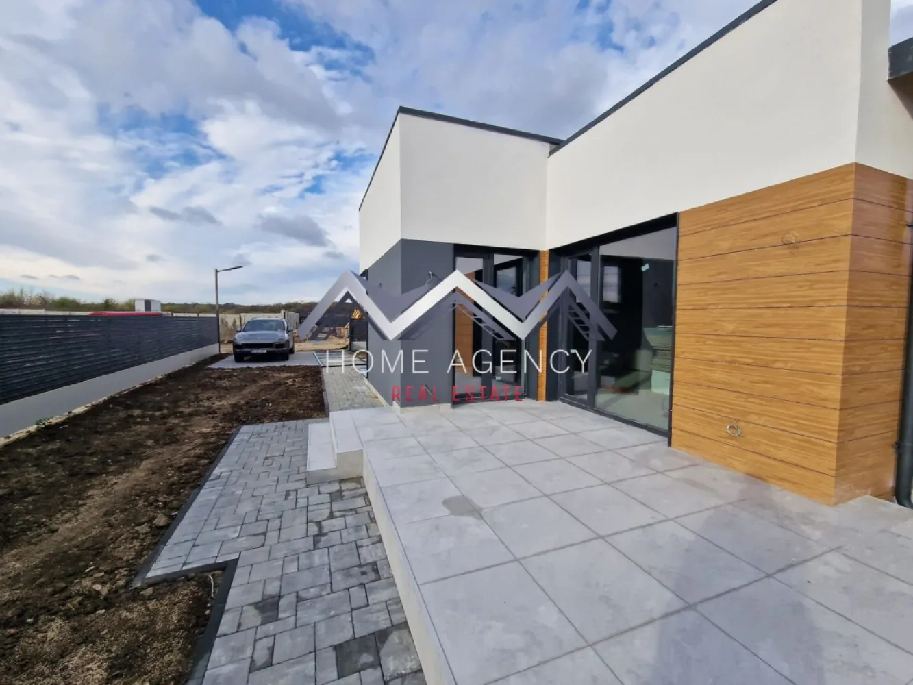 Casa pe parter | Balotești, lângă pădure - Vă propunem, spre vânzare, o casă individuală pe parter, parte dintr-un nou proiect rezidențial amplasat în Balotești, într-o zonă liniștită, lângă pădure, și în apropierea principalelor puncte de interes din Nordul Capitalei. Locuința are o suprafață utilă de 124,64 mp și o suprafață construită desfășurată de 172,8 mp, fiind amplasată pe un teren de 420 mp (disponibilă și în varianta cu 508 mp teren, preț diferit). Compartimentarea interioară este una eficientă și echilibrată: * Living spațios de 27,74 mp, cu lumină naturală abundentă, ce permite amenajarea atât a unei zone de relaxare, cât și de dining. * Bucătărie de 15,51 mp, retrasă față de zona de zi și cu acces direct către terasă. La cerere, aceasta poate fi închisă complet. * Trei dormitoare, dintre care unul matrimonial cu baie proprie și dressing, iar celelalte două deservite de o baie. * Cameră tehnică dedicată pentru centrală și multiple spații de depozitare. * Două băi moderne și spațioase, gândite pentru utilizare practică. Construcția este realizată din cărămidă Porotherm de 30 cm, izolată la exterior cu polistiren de 15 cm, și este echipată cu geamuri tripan 4 Season, placă de beton peste parter și acoperiș din tablă tip Lindab, oferind durabilitate și confort termic ridicat. Încălzirea este integral în pardoseală, cu distribuitor separat pentru fiecare cameră, iar curtea se predă complet amenajată. În plus, casa se predă cu finisaje și obiecte sanitare de calitate, alese de viitorul proprietar, pentru a se potrivi perfect gusturilor și nevoilor familiei. Poziționarea reprezintă un avantaj major: locuința se află în proximitatea pădurii Balotești, într-un cadru natural aerisit, dar în același timp aproape de magazine, școli, grădinițe și mijloace de transport. Accesul facil către DN1 și zona de Nord a Bucureștiului face ca această casă să fie alegerea ideală pentru familiile care își doresc atât liniște și intimitate, cât și conectivitate rapidă la oraș. Programează acum o vizionare! }}