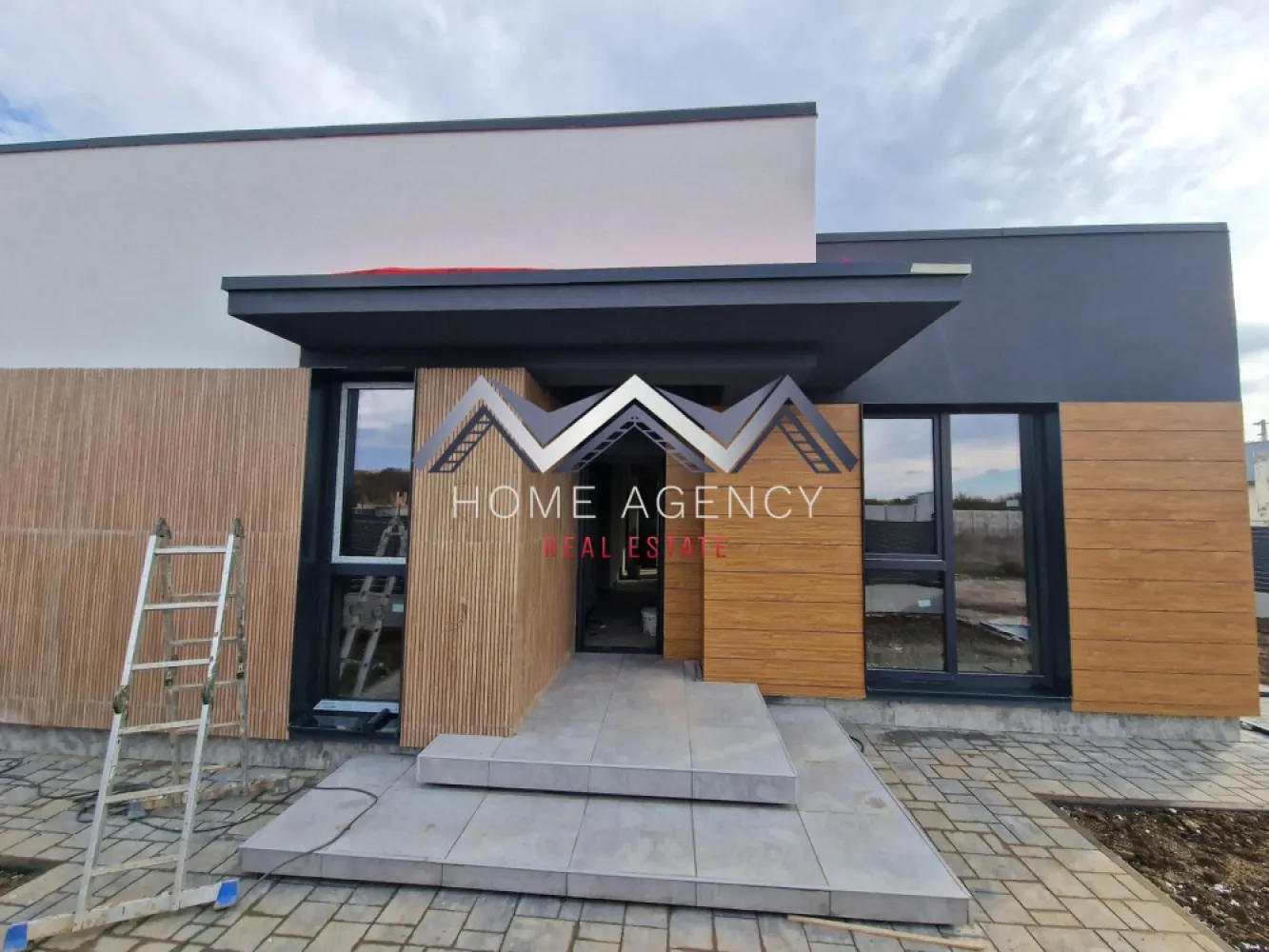 Casa pe parter | Balotești, lângă pădure - Vă propunem, spre vânzare, o casă individuală pe parter, parte dintr-un nou proiect rezidențial amplasat în Balotești, într-o zonă liniștită, lângă pădure, și în apropierea principalelor puncte de interes din Nordul Capitalei. Locuința are o suprafață utilă de 124,64 mp și o suprafață construită desfășurată de 172,8 mp, fiind amplasată pe un teren de 420 mp (disponibilă și în varianta cu 508 mp teren, preț diferit). Compartimentarea interioară este una eficientă și echilibrată: * Living spațios de 27,74 mp, cu lumină naturală abundentă, ce permite amenajarea atât a unei zone de relaxare, cât și de dining. * Bucătărie de 15,51 mp, retrasă față de zona de zi și cu acces direct către terasă. La cerere, aceasta poate fi închisă complet. * Trei dormitoare, dintre care unul matrimonial cu baie proprie și dressing, iar celelalte două deservite de o baie. * Cameră tehnică dedicată pentru centrală și multiple spații de depozitare. * Două băi moderne și spațioase, gândite pentru utilizare practică. Construcția este realizată din cărămidă Porotherm de 30 cm, izolată la exterior cu polistiren de 15 cm, și este echipată cu geamuri tripan 4 Season, placă de beton peste parter și acoperiș din tablă tip Lindab, oferind durabilitate și confort termic ridicat. Încălzirea este integral în pardoseală, cu distribuitor separat pentru fiecare cameră, iar curtea se predă complet amenajată. În plus, casa se predă cu finisaje și obiecte sanitare de calitate, alese de viitorul proprietar, pentru a se potrivi perfect gusturilor și nevoilor familiei. Poziționarea reprezintă un avantaj major: locuința se află în proximitatea pădurii Balotești, într-un cadru natural aerisit, dar în același timp aproape de magazine, școli, grădinițe și mijloace de transport. Accesul facil către DN1 și zona de Nord a Bucureștiului face ca această casă să fie alegerea ideală pentru familiile care își doresc atât liniște și intimitate, cât și conectivitate rapidă la oraș. Programează acum o vizionare! }}