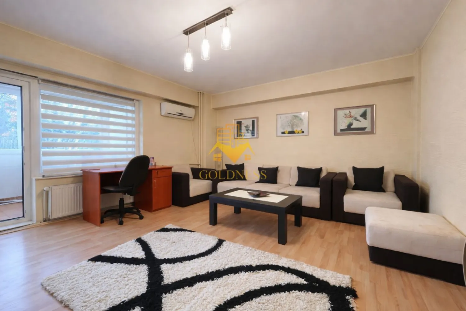 2 Camere decomandate, Parcare, Zorilor, UMF,UTCN, Profi,Observatorului - GOLDNESS Imobiliare vă propune spre închiriere un apartament cu 2 camere complet mobilat și utilat, la etajul 2 într-un imobil de 8 etaje, în Cartierul Zorilor!
Dispune de 2 garaje!
Se află în apropierea stațiilor de transport în comun, magazine, restaurante, spații verzi, farmacii, etc. 

Apartamentul este compartimentat astfel:
 - dormitor cu pat matrimonial, dressing, noptiere
 - living cu canapea extensibilă, loc de servit masa, AC, birou,
 - bucatarie complet utilată și mobilată, 
 - baie cu cada, calorifer port prosop și dulap pentru depozitare.
 - balcon 5 mp.

Imobilul este dotat cu toate cele necesare- centrală proprie, frigider, aragaz, hotă, mașină de spălat haine, etc. 

Dacă sunteți interesați de acest apartament și doriți să îl vizionați, dar și pentru alte oferte nu ezitați să ne contactați telefonic sau prin e-mail. Vă stăm la dispoziție!
Pentru intermediere se percepe un comision de 50% din prețul chiriei!