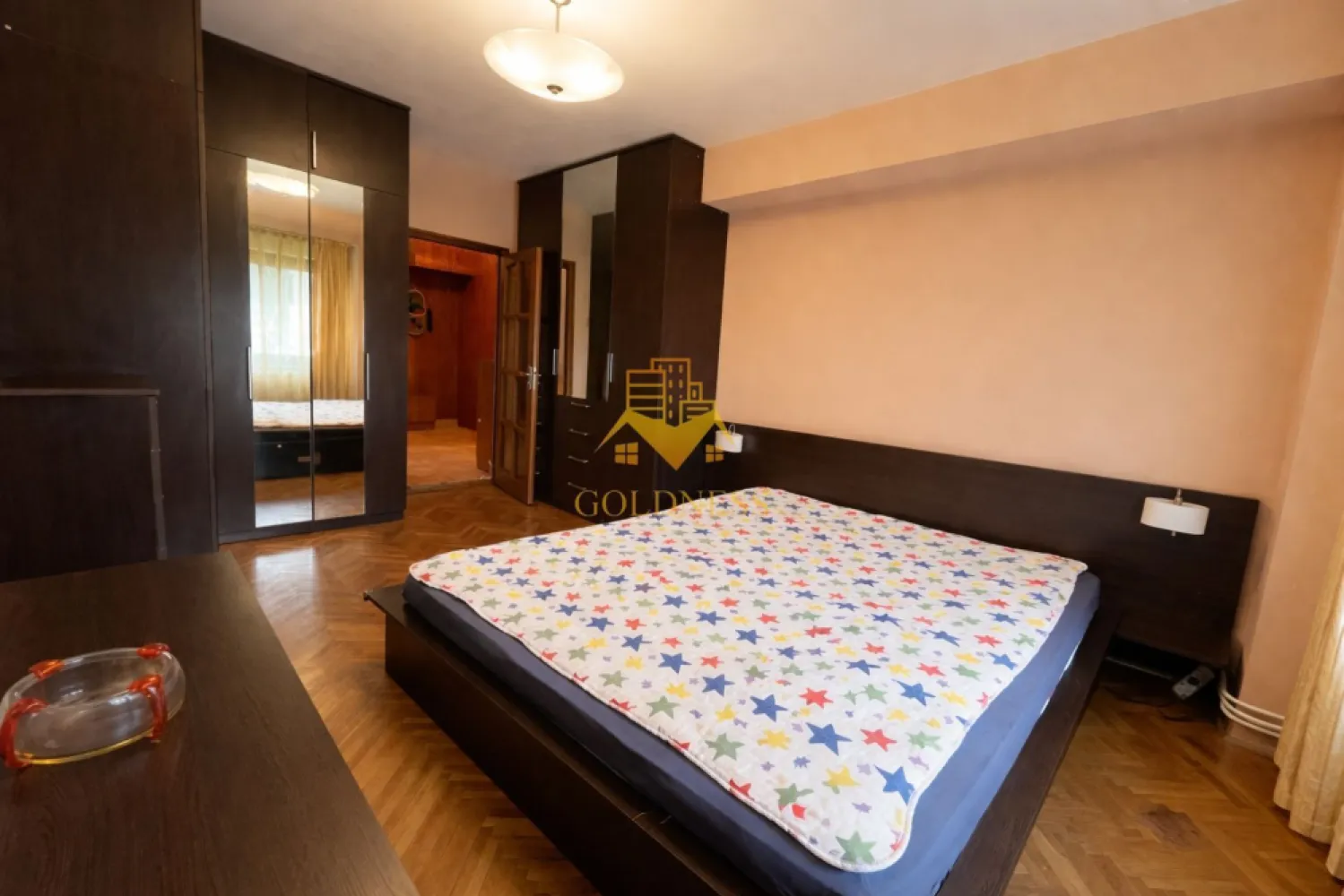 2 Camere decomandate, Parcare, Zorilor, UMF,UTCN, Profi,Observatorului - GOLDNESS Imobiliare vă propune spre închiriere un apartament cu 2 camere complet mobilat și utilat, la etajul 2 într-un imobil de 8 etaje, în Cartierul Zorilor!
Dispune de 2 garaje!
Se află în apropierea stațiilor de transport în comun, magazine, restaurante, spații verzi, farmacii, etc. 

Apartamentul este compartimentat astfel:
 - dormitor cu pat matrimonial, dressing, noptiere
 - living cu canapea extensibilă, loc de servit masa, AC, birou,
 - bucatarie complet utilată și mobilată, 
 - baie cu cada, calorifer port prosop și dulap pentru depozitare.
 - balcon 5 mp.

Imobilul este dotat cu toate cele necesare- centrală proprie, frigider, aragaz, hotă, mașină de spălat haine, etc. 

Dacă sunteți interesați de acest apartament și doriți să îl vizionați, dar și pentru alte oferte nu ezitați să ne contactați telefonic sau prin e-mail. Vă stăm la dispoziție!
Pentru intermediere se percepe un comision de 50% din prețul chiriei!