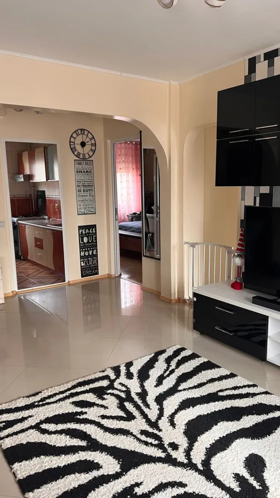 Apartament 3 camere, zona Eden, 71mp - Apartament de vanzare, 3 camere, zona EdenApartament cu 3 camere, etaj 3/5, blocul este cu mansarda, compus din doua dormitoare, living, doua bai, bucătărie si balcon.&nbsp;* Direct proprietar.&nbsp;* Suprafata utila fără balcon 68mp&nbsp;* suprafata totala cu balcon 71mp&nbsp;Dormitorul mare 16mp, dormitorul mic 10mp, doua bai ( baia mare 3.8mp, baie de serviciu 1.9mp), living plus hol 27mp, bucatarie 8.7mp si balcon 3.5mpApartamentul se vinde mobilat si utilat, cu centrala pe gaz.&nbsp;Accept plata in numerar cat si achiziție prin credit bancar.&nbsp;* zona linistita, scara cu doua apartamente pe etaj.&nbsp;Pentru mai multe detalii nu ezitați sa ma contactați.Preț 120000 euro.Contact: 0749128806 }}