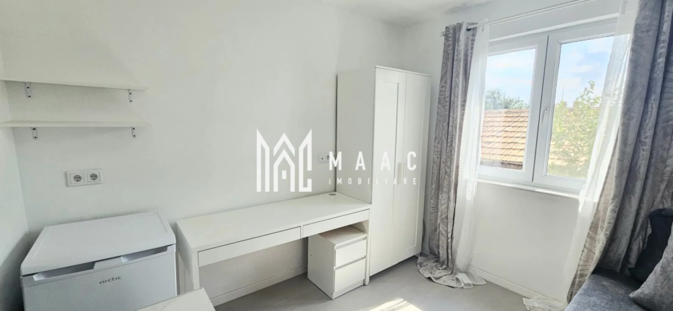 Garsoniera | Etaj 1 | Renovata complet | Mobilata | Lazaret - MAAC Imobiliare vă propune spre închiriere o garsonieră complet renovată, situată la etajul 1 al unui imobil din zona Lazaret, dupa podul garii ideală pentru o persoană singură sau un cuplu care caută un spațiu modern, luminos și eficient compartimentat. Caracteristici: Garsonieră situată la etajul 1 din 4 Suprafață utilă: 13 mp Renovată complet, inclusiv instalațiile electrice și sanitare Foarte luminoasă Localizată într-o zonă cu acces rapid la magazine, stații de transport, servicii și alte facilități Compartimentare: Hol mic de intrare Baie modernă, dotată cu cabină de duș Dormitor funcțional, cu bucătărie compactă integrată Condiții de închiriere: Se percepe prima lună de chirie și garanție. Pentru mai multe detalii precizati telefonic ca ati vazut anuntul cu ID: CP2849293 }}