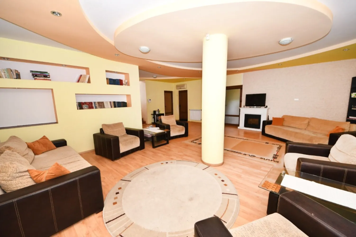 Vila spatioasa, pretabil pentru locuit/clinica, zona Micro 17 – Galati