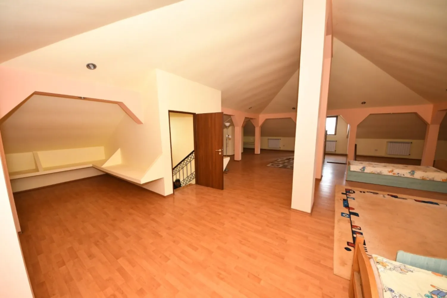 Vila spatioasa, pretabil pentru locuit/clinica, zona Micro 17 – Galati