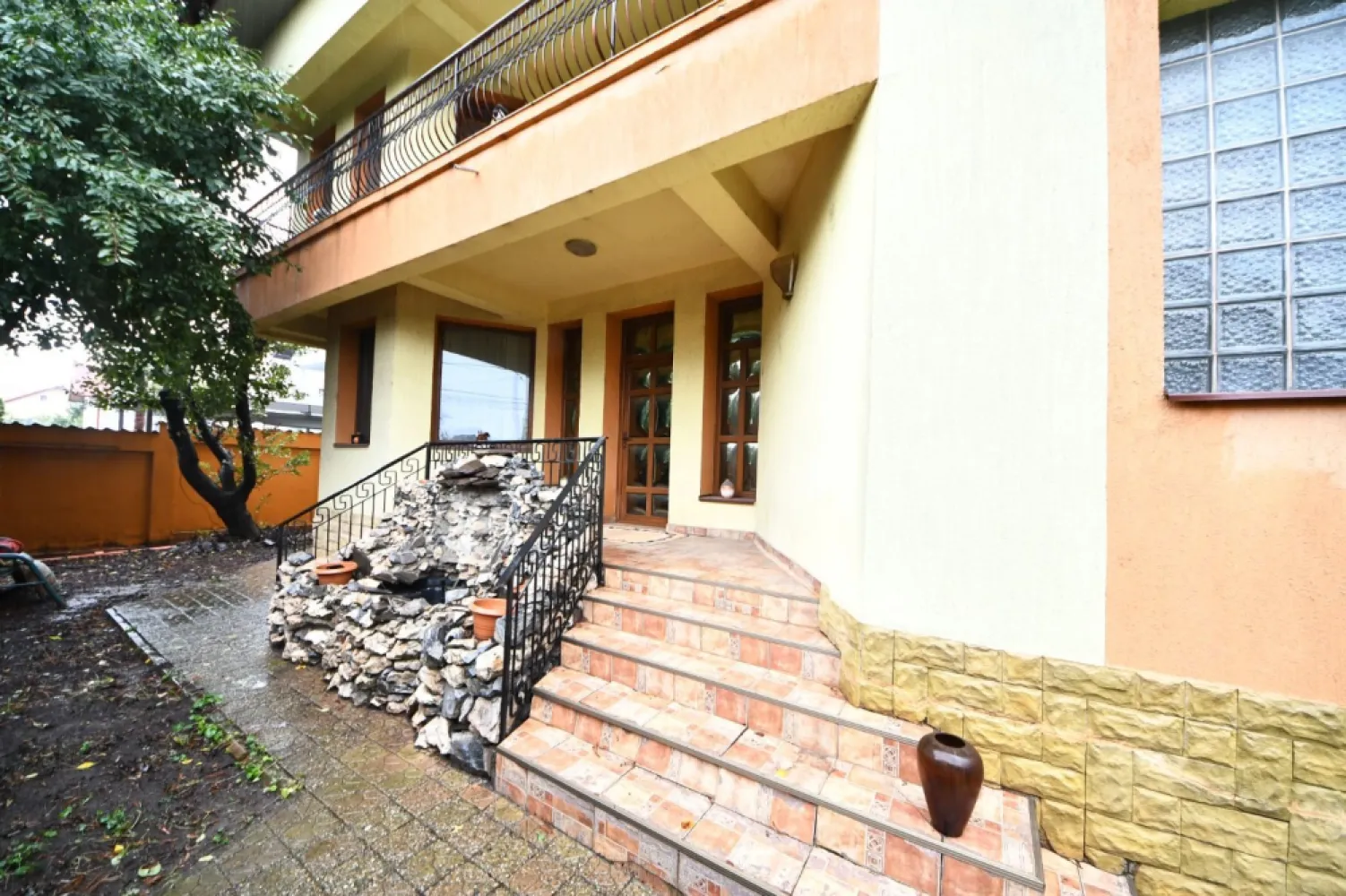 Vila spatioasa, pretabil pentru locuit/clinica, zona Micro 17 – Galati