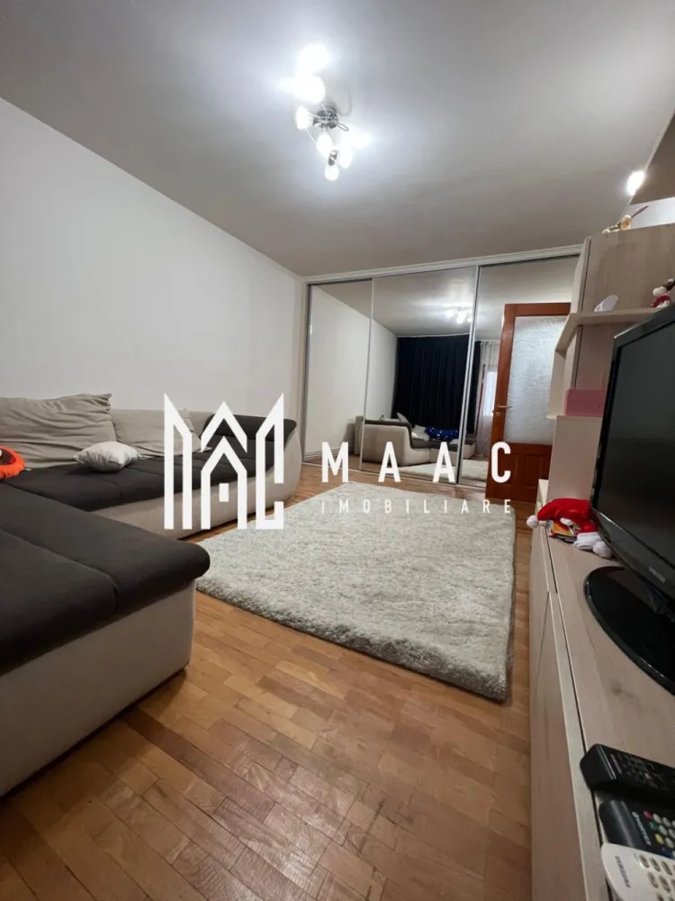 Apartament | 3 camere | Calea lui Traian | Etaj 3 - MAAC Imobiliare vă propune spre vânzare un apartament modern cu 3 camere, situat pe Calea lui Traian, în municipiul Râmnicu Vâlcea, într-un bloc cu 4 etaje prevăzut cu acoperiș. Proprietatea se află la etajul 3 și dispune de o suprafață generoasă de 72 mp, fiind ideală atât pentru locuit, cât și ca investiție. Apartamentul este inteligent compartimentat pentru a oferi confort și funcționalitate: * Living luminos și primitor * Bucătărie complet utilată * 2 dormitoare, cu mobilier din lemn masiv * 2 grupuri sanitare * Hol spațios * Balcon util și accesibil Locuința se remarcă prin finisaje de calitate, precum parchetul din lemn masiv, ușile interioare din lemn masiv și un design modern, atent realizat. Confortul termic este asigurat de centrala termică proprie, iar în sezonul cald beneficiați de aer condiționat. Apartamentul se vinde complet mobilat și utilat, gata pentru a fi locuit imediat, fără investiții suplimentare. Această proprietate este ideală pentru familii, dar și pentru cei care își doresc confort, stil și o locație excelentă pe una dintre cele mai căutate artere ale orașului. Pentru mai multe detalii sau pentru programarea unei vizionări, MAAC Imobiliare vă stă cu drag la dispoziție. id: CP2849188 }}