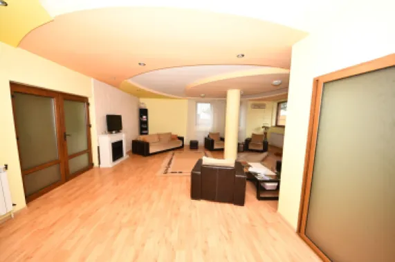 Vila spatioasa, pretabil pentru locuit/clinica, zona Micro 17 – Galati