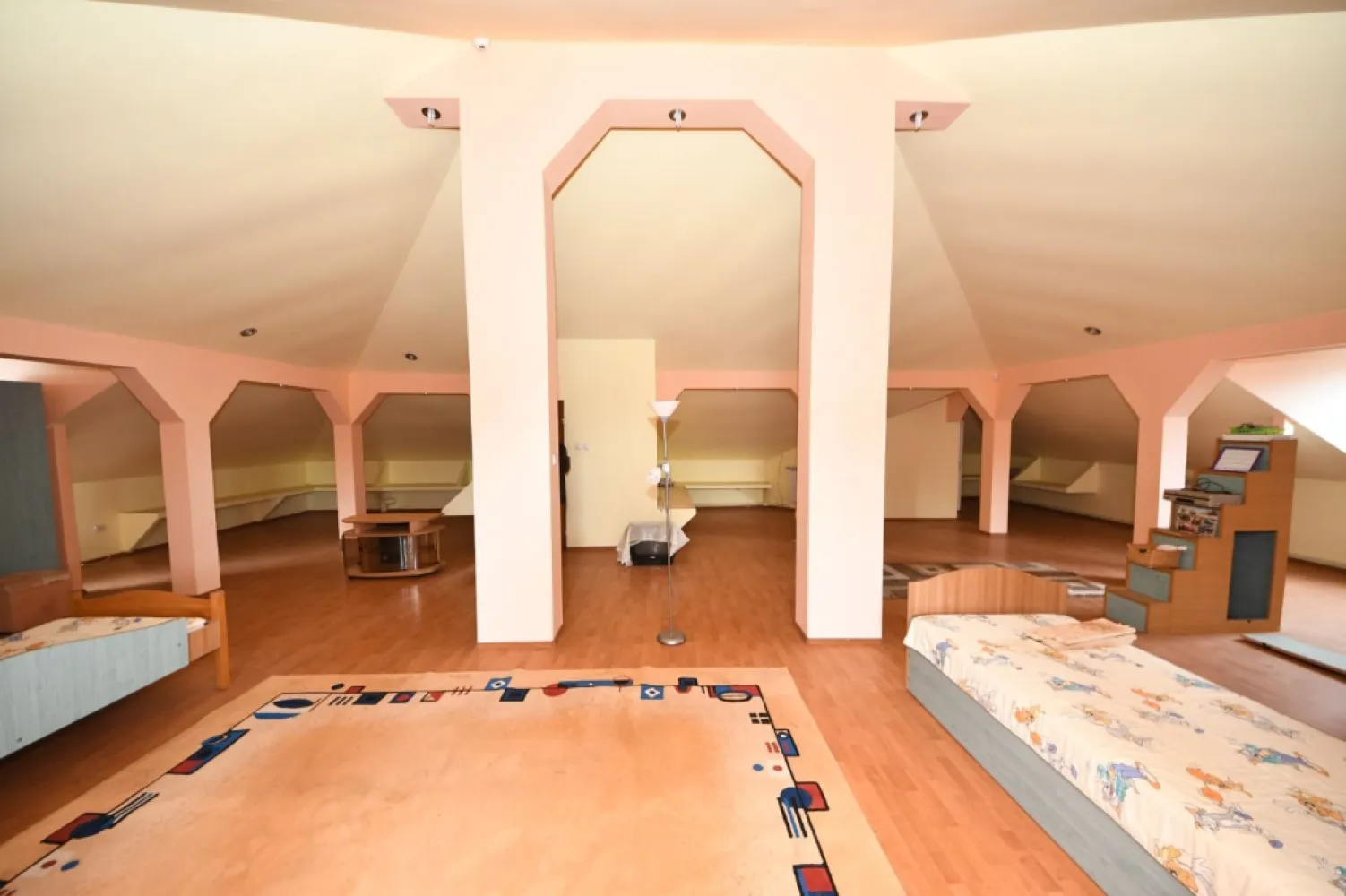 Vila spatioasa, pretabil pentru locuit/clinica, zona Micro 17 – Galati