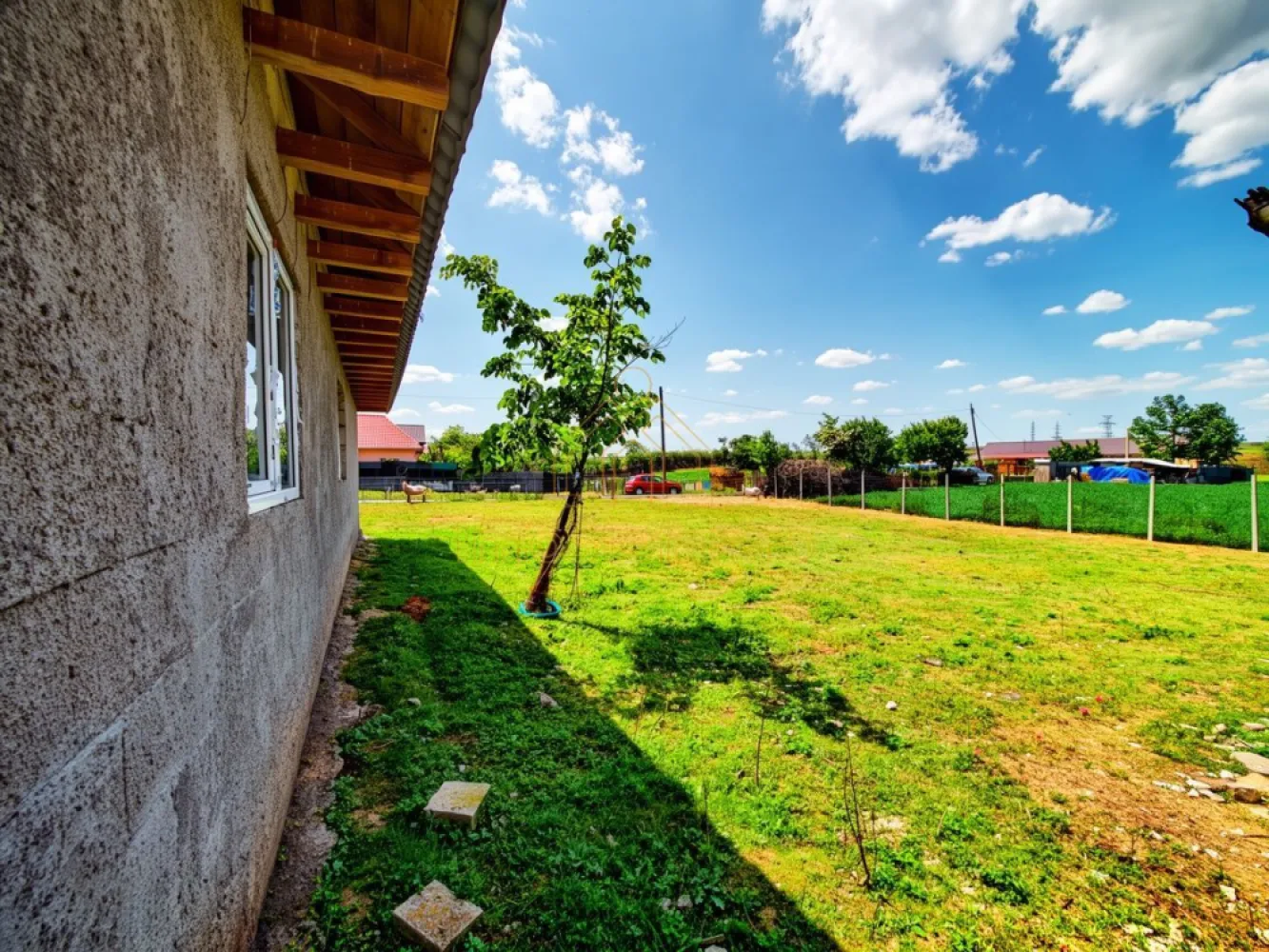 Nazarcea | Casa cu teren de 1000 mp si toate utilitatile la poarta - Visul tău de casă la țară, la doar 35 de minute de Constanța!

Ești gata să scapi de agitația orașului și să te bucuri de liniștea naturii? Atunci ai găsit locul perfect!

La doar 35 de minute de mers cu mașina de Constanța, te așteaptă o gospodărie spațioasă, perfectă pentru tine și familia ta. ‍‍‍

Casa este semifinalizată, are acoperișul terminat cu pod înalt, iar terenul intravilan de 1000 mp este în proprietate personală.

Toate utilitățile sunt la poartă: gaze naturale, curent electric, apă, canalizare.

Nu rata această ocazie unică de a cumpăra o casă la țară la un preț avantajos!

Sună-mă acum pentru mai multe detalii și programează o vizionare!

Nu rata șansa de a crea un cămin de vis pentru tine și cei dragi!

#visdecasa #casalatara #constanta #liniste #natura #familie #gospodarie