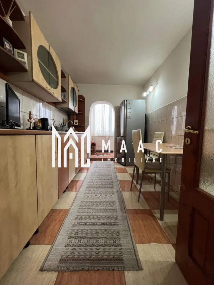 Apartament | 3 camere | Calea lui Traian | Etaj 3 - MAAC Imobiliare vă propune spre vânzare un apartament modern cu 3 camere, situat pe Calea lui Traian, în municipiul Râmnicu Vâlcea, într-un bloc cu 4 etaje prevăzut cu acoperiș. Proprietatea se află la etajul 3 și dispune de o suprafață generoasă de 72 mp, fiind ideală atât pentru locuit, cât și ca investiție. Apartamentul este inteligent compartimentat pentru a oferi confort și funcționalitate: * Living luminos și primitor * Bucătărie complet utilată * 2 dormitoare, cu mobilier din lemn masiv * 2 grupuri sanitare * Hol spațios * Balcon util și accesibil Locuința se remarcă prin finisaje de calitate, precum parchetul din lemn masiv, ușile interioare din lemn masiv și un design modern, atent realizat. Confortul termic este asigurat de centrala termică proprie, iar în sezonul cald beneficiați de aer condiționat. Apartamentul se vinde complet mobilat și utilat, gata pentru a fi locuit imediat, fără investiții suplimentare. Această proprietate este ideală pentru familii, dar și pentru cei care își doresc confort, stil și o locație excelentă pe una dintre cele mai căutate artere ale orașului. Pentru mai multe detalii sau pentru programarea unei vizionări, MAAC Imobiliare vă stă cu drag la dispoziție. id: CP2849188 }}