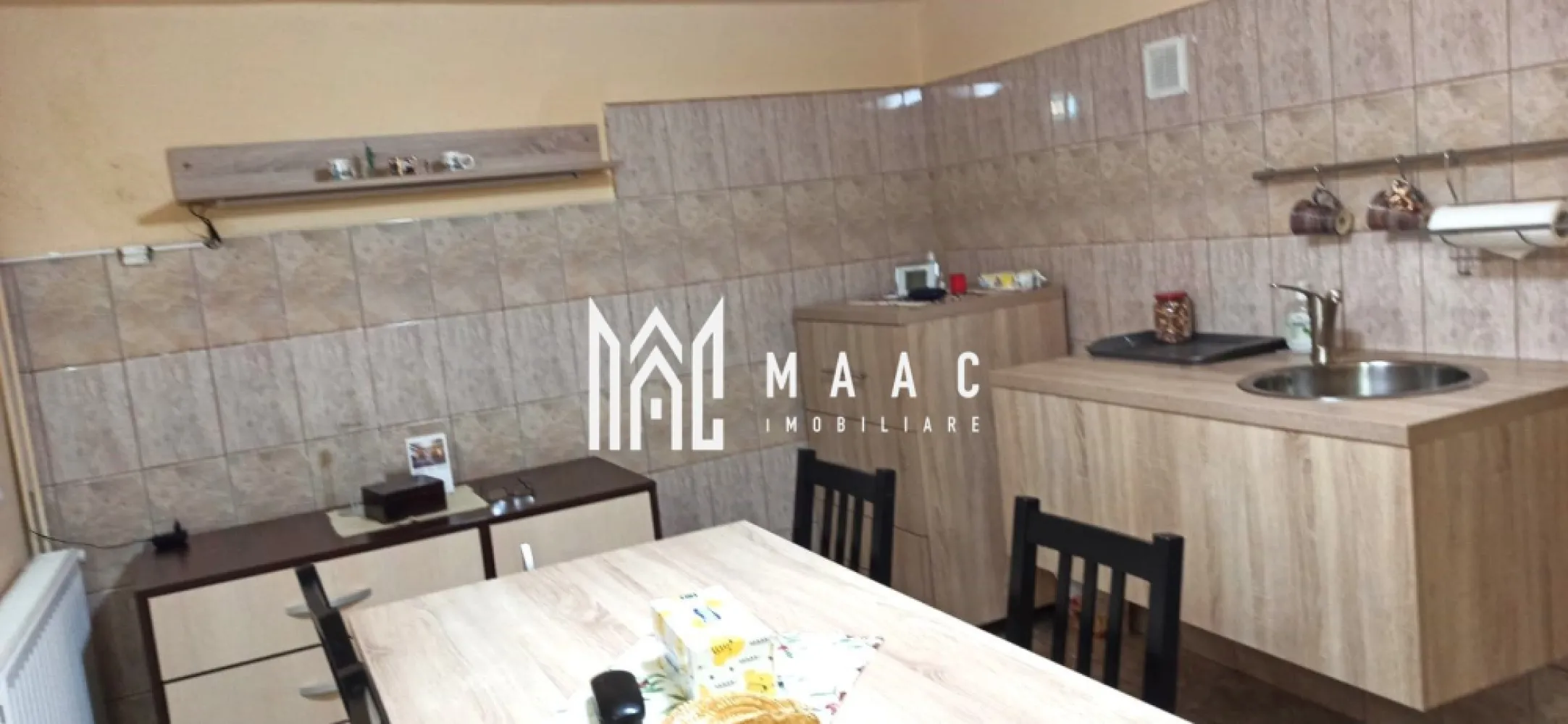 Apartament la casa | 3 camere | Parter I Zona Terezian - Maac Imobiliare propune un apartament la casa, situat la parterul unui imobil cu regim de inaltime S+P+E+P, din cartierul Terezian. Locuinta are in alcatuire: hol de acces, bucatarie inchisa, living, 2 dormitoare, baie. Subsolul cuprinde: hol de acces, chicineta, spalatorie, pivnita, debara, si camara, camera tehnica. Incalzirea se face prin calorifere; centrala pe gaz, proprie. Aferent- garaj in curtea comuna cu alt proprietar. Curtea este formata dintr-o parte pavata si zona verde destinata relaxarii. Pentru mai multe detalii precizati telefonic ca ati vazut anuntul cu ID: CP2046985 }}