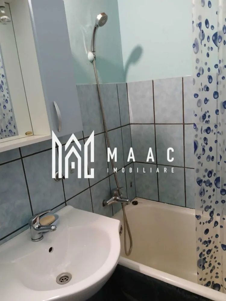 Vând apartament semidecomodat 47m2 - Vând aparatament în orașul Cisnădie (aprox. 10 km de orașul sibiu). -2 camere+ o sufragerie -o baie -o bucătărie -balcon -termopane -izolat -toate uitilitățile -centrală pe gaz -etaj 4 -acoperișul blocului este renovat recent }}