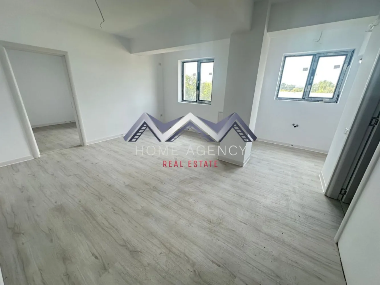 Apartament 2 camere , central Otopeni | Comision 0 | - Vă propunem, spre vânzare, un apartament cu 2 camere, situat în centrul orașului Otopeni, într-un imobil modern (D+P+3). Această locuință combină confortul unui cămin primitor cu funcționalitatea unei investiții inteligente, fiind potrivită atât pentru locuit, cât și pentru închiriere pe termen lung sau regim hotelier (Airbnb, Booking). Zona în care este amplasat apartamentul oferă liniște și acces rapid la tot ce ai nevoie zilnic: supermarketuri, restaurante, bănci, farmacii, piață și transport public. Conectivitatea este excelentă: DN1, Aeroportul Henri Coandă, Centura București și viitoarea stație de metrou sunt la doar câteva minute. Compartimentarea imobilului este foarte practică și inteligent gândită. Livingul este luminos, iar bucătăria separată asigură intimitate și confort pentru gătit, în timp ce dormitorul beneficiază de acces spre balcon, creând un colț privat de relaxare. Baia este modern utilată, iar holul de la intrare permite amenajarea unor spatii de depozitare suplimentare. Confortul termic este garantat de centrala proprie și sistemul de încălzire în pardoseală, pentru un ambient plăcut. Apartamentul se predă cu finisaje moderne și de calitate superioară – parchet, gresie și faianță – astfel încât noul proprietar să se poată muta imediat. Toate utilitățile sunt contorizate individual și racordate la rețele publice, iar apartamentul dispune de loc de parcare propriu inclus, un avantaj semnificativ în zona centrală a Otopeniului. 📸 Imaginile sunt reale. Vizionările sunt disponibile oricând, pentru a evalua calitatea construcției. Prețul afișat este final, include TVA 21% . Nu rata oportunitatea de a locui sau investi într-un apartament modern, într-o zonă centrală, accesibilă și bine conectată. Programează acum o vizionare! }}
