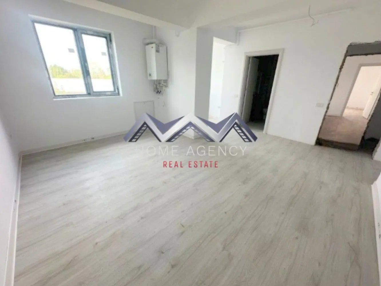 Apartament 2 camere , central Otopeni | Comision 0 | - Vă propunem, spre vânzare, un apartament cu 2 camere, situat în centrul orașului Otopeni, într-un imobil modern (D+P+3). Această locuință combină confortul unui cămin primitor cu funcționalitatea unei investiții inteligente, fiind potrivită atât pentru locuit, cât și pentru închiriere pe termen lung sau regim hotelier (Airbnb, Booking). Zona în care este amplasat apartamentul oferă liniște și acces rapid la tot ce ai nevoie zilnic: supermarketuri, restaurante, bănci, farmacii, piață și transport public. Conectivitatea este excelentă: DN1, Aeroportul Henri Coandă, Centura București și viitoarea stație de metrou sunt la doar câteva minute. Compartimentarea imobilului este foarte practică și inteligent gândită. Livingul este luminos, iar bucătăria separată asigură intimitate și confort pentru gătit, în timp ce dormitorul beneficiază de acces spre balcon, creând un colț privat de relaxare. Baia este modern utilată, iar holul de la intrare permite amenajarea unor spatii de depozitare suplimentare. Confortul termic este garantat de centrala proprie și sistemul de încălzire în pardoseală, pentru un ambient plăcut. Apartamentul se predă cu finisaje moderne și de calitate superioară – parchet, gresie și faianță – astfel încât noul proprietar să se poată muta imediat. Toate utilitățile sunt contorizate individual și racordate la rețele publice, iar apartamentul dispune de loc de parcare propriu inclus, un avantaj semnificativ în zona centrală a Otopeniului. 📸 Imaginile sunt reale. Vizionările sunt disponibile oricând, pentru a evalua calitatea construcției. Prețul afișat este final, include TVA 21% . Nu rata oportunitatea de a locui sau investi într-un apartament modern, într-o zonă centrală, accesibilă și bine conectată. Programează acum o vizionare! }}