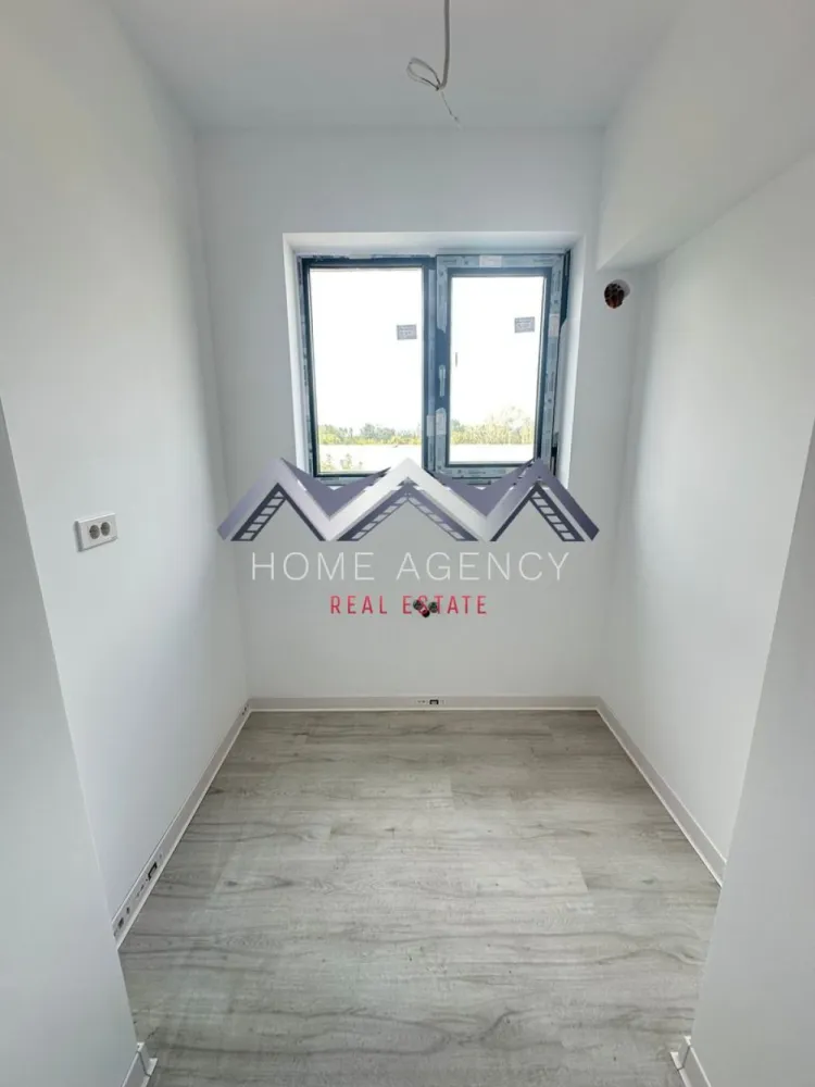Apartament 2 camere , central Otopeni | Comision 0 | - Vă propunem, spre vânzare, un apartament cu 2 camere, situat în centrul orașului Otopeni, într-un imobil modern (D+P+3). Această locuință combină confortul unui cămin primitor cu funcționalitatea unei investiții inteligente, fiind potrivită atât pentru locuit, cât și pentru închiriere pe termen lung sau regim hotelier (Airbnb, Booking). Zona în care este amplasat apartamentul oferă liniște și acces rapid la tot ce ai nevoie zilnic: supermarketuri, restaurante, bănci, farmacii, piață și transport public. Conectivitatea este excelentă: DN1, Aeroportul Henri Coandă, Centura București și viitoarea stație de metrou sunt la doar câteva minute. Compartimentarea imobilului este foarte practică și inteligent gândită. Livingul este luminos, iar bucătăria separată asigură intimitate și confort pentru gătit, în timp ce dormitorul beneficiază de acces spre balcon, creând un colț privat de relaxare. Baia este modern utilată, iar holul de la intrare permite amenajarea unor spatii de depozitare suplimentare. Confortul termic este garantat de centrala proprie și sistemul de încălzire în pardoseală, pentru un ambient plăcut. Apartamentul se predă cu finisaje moderne și de calitate superioară – parchet, gresie și faianță – astfel încât noul proprietar să se poată muta imediat. Toate utilitățile sunt contorizate individual și racordate la rețele publice, iar apartamentul dispune de loc de parcare propriu inclus, un avantaj semnificativ în zona centrală a Otopeniului. 📸 Imaginile sunt reale. Vizionările sunt disponibile oricând, pentru a evalua calitatea construcției. Prețul afișat este final, include TVA 21% . Nu rata oportunitatea de a locui sau investi într-un apartament modern, într-o zonă centrală, accesibilă și bine conectată. Programează acum o vizionare! }}