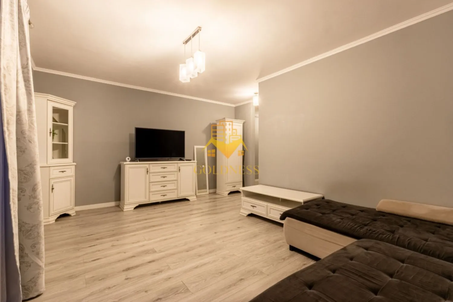 1 camera, bloc nou, garaj, Intre Lacuri Zona Dunarii, Iulius Mall - GOLDNESS Imobiliare vă propune spre închiriere un apartament o camera complet mobilata și utilata, la etajul 2 într-un imobil de 2 etaje, în Cartierul Intre Lacuri. Se poate inchiria parcare subterana cu 50 euro! Se află în apropierea stațiilor de transport în comun, magazine, restaurante, spații verzi, farmacii, etc. Apartamentul este compartimentat astfel: - dormitor cu canapea extensibila, spatiu pentru depozitare, dressing - bucatarie complet mobilata, utilata, loc de luat masa - baie cu cada, calorifer port prosop și dulap pentru depozitare. - terasa de 10 mp. Imobilul este dotat cu toate cele necesare- centrală proprie, frigider, aragaz, hotă, mașină de spălat haine, etc. Dacă sunteți interesați de acest apartament și doriți să îl vizionați, dar și pentru alte oferte nu ezitați să ne contactați telefonic sau prin e-mail. Vă stăm la dispoziție! Pentru intermediere se percepe un comision de 50% din prețul chiriei! }}