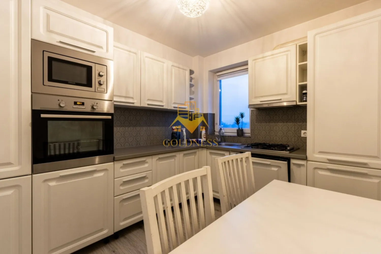 1 camera, bloc nou, garaj, Intre Lacuri Zona Dunarii, Iulius Mall - GOLDNESS Imobiliare vă propune spre închiriere un apartament o camera complet mobilata și utilata, la etajul 2 într-un imobil de 2 etaje, în Cartierul Intre Lacuri. Se poate inchiria parcare subterana cu 50 euro! Se află în apropierea stațiilor de transport în comun, magazine, restaurante, spații verzi, farmacii, etc. Apartamentul este compartimentat astfel: - dormitor cu canapea extensibila, spatiu pentru depozitare, dressing - bucatarie complet mobilata, utilata, loc de luat masa - baie cu cada, calorifer port prosop și dulap pentru depozitare. - terasa de 10 mp. Imobilul este dotat cu toate cele necesare- centrală proprie, frigider, aragaz, hotă, mașină de spălat haine, etc. Dacă sunteți interesați de acest apartament și doriți să îl vizionați, dar și pentru alte oferte nu ezitați să ne contactați telefonic sau prin e-mail. Vă stăm la dispoziție! Pentru intermediere se percepe un comision de 50% din prețul chiriei! }}