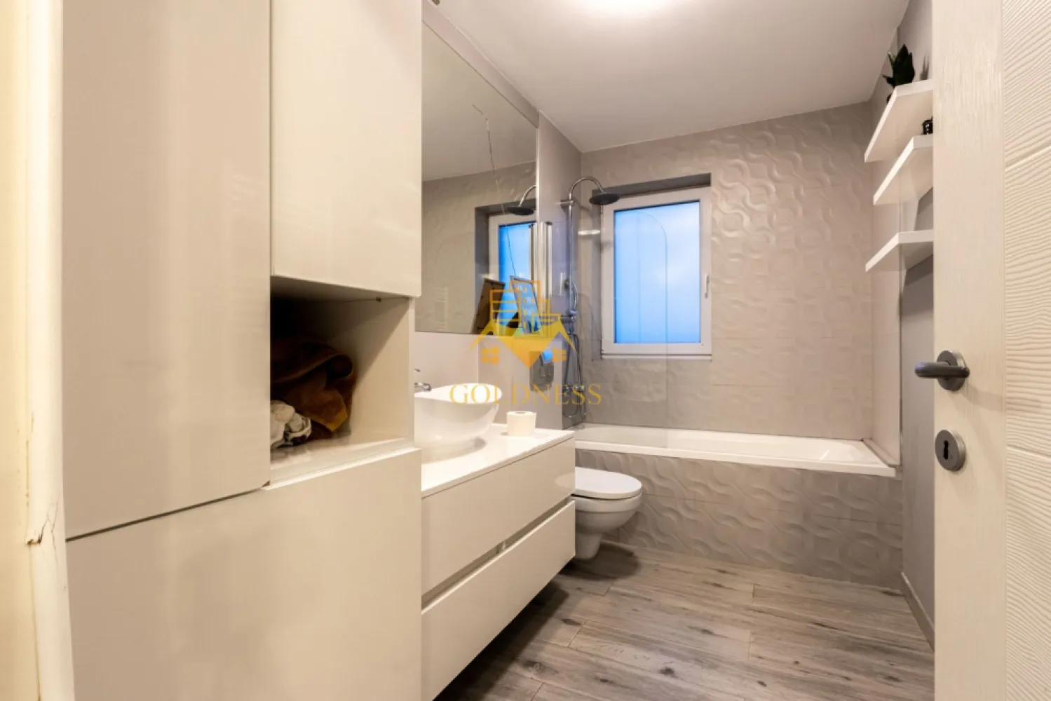 1 camera, bloc nou, garaj, Intre Lacuri Zona Dunarii, Iulius Mall - GOLDNESS Imobiliare vă propune spre închiriere un apartament o camera complet mobilata și utilata, la etajul 2 într-un imobil de 2 etaje, în Cartierul Intre Lacuri. Se poate inchiria parcare subterana cu 50 euro! Se află în apropierea stațiilor de transport în comun, magazine, restaurante, spații verzi, farmacii, etc. Apartamentul este compartimentat astfel: - dormitor cu canapea extensibila, spatiu pentru depozitare, dressing - bucatarie complet mobilata, utilata, loc de luat masa - baie cu cada, calorifer port prosop și dulap pentru depozitare. - terasa de 10 mp. Imobilul este dotat cu toate cele necesare- centrală proprie, frigider, aragaz, hotă, mașină de spălat haine, etc. Dacă sunteți interesați de acest apartament și doriți să îl vizionați, dar și pentru alte oferte nu ezitați să ne contactați telefonic sau prin e-mail. Vă stăm la dispoziție! Pentru intermediere se percepe un comision de 50% din prețul chiriei! }}