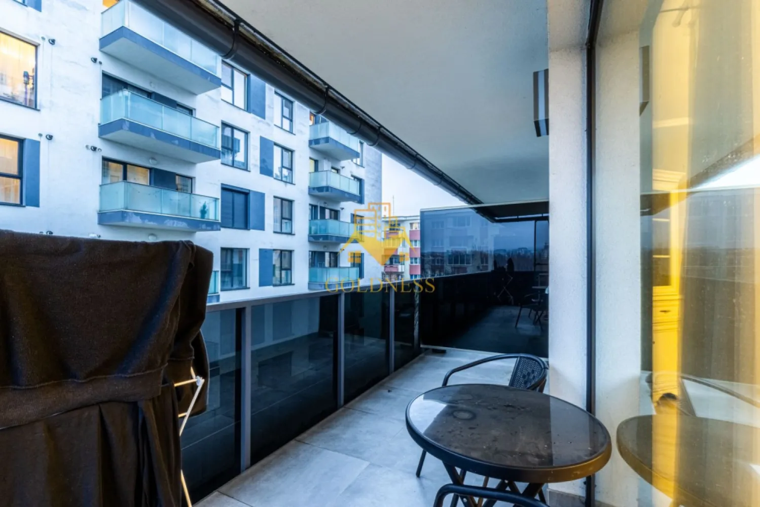 1 camera, bloc nou, garaj, Intre Lacuri Zona Dunarii, Iulius Mall - GOLDNESS Imobiliare vă propune spre închiriere un apartament o camera complet mobilata și utilata, la etajul 2 într-un imobil de 2 etaje, în Cartierul Intre Lacuri. Se poate inchiria parcare subterana cu 50 euro! Se află în apropierea stațiilor de transport în comun, magazine, restaurante, spații verzi, farmacii, etc. Apartamentul este compartimentat astfel: - dormitor cu canapea extensibila, spatiu pentru depozitare, dressing - bucatarie complet mobilata, utilata, loc de luat masa - baie cu cada, calorifer port prosop și dulap pentru depozitare. - terasa de 10 mp. Imobilul este dotat cu toate cele necesare- centrală proprie, frigider, aragaz, hotă, mașină de spălat haine, etc. Dacă sunteți interesați de acest apartament și doriți să îl vizionați, dar și pentru alte oferte nu ezitați să ne contactați telefonic sau prin e-mail. Vă stăm la dispoziție! Pentru intermediere se percepe un comision de 50% din prețul chiriei! }}