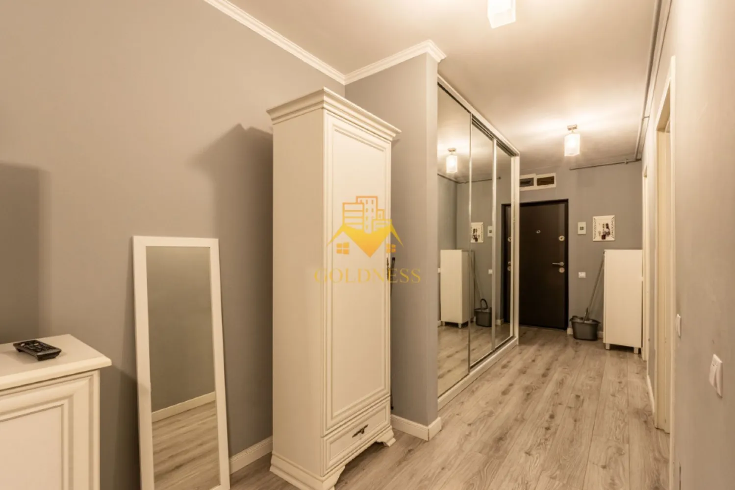 1 camera, bloc nou, garaj, Intre Lacuri Zona Dunarii, Iulius Mall - GOLDNESS Imobiliare vă propune spre închiriere un apartament o camera complet mobilata și utilata, la etajul 2 într-un imobil de 2 etaje, în Cartierul Intre Lacuri. Se poate inchiria parcare subterana cu 50 euro! Se află în apropierea stațiilor de transport în comun, magazine, restaurante, spații verzi, farmacii, etc. Apartamentul este compartimentat astfel: - dormitor cu canapea extensibila, spatiu pentru depozitare, dressing - bucatarie complet mobilata, utilata, loc de luat masa - baie cu cada, calorifer port prosop și dulap pentru depozitare. - terasa de 10 mp. Imobilul este dotat cu toate cele necesare- centrală proprie, frigider, aragaz, hotă, mașină de spălat haine, etc. Dacă sunteți interesați de acest apartament și doriți să îl vizionați, dar și pentru alte oferte nu ezitați să ne contactați telefonic sau prin e-mail. Vă stăm la dispoziție! Pentru intermediere se percepe un comision de 50% din prețul chiriei! }}