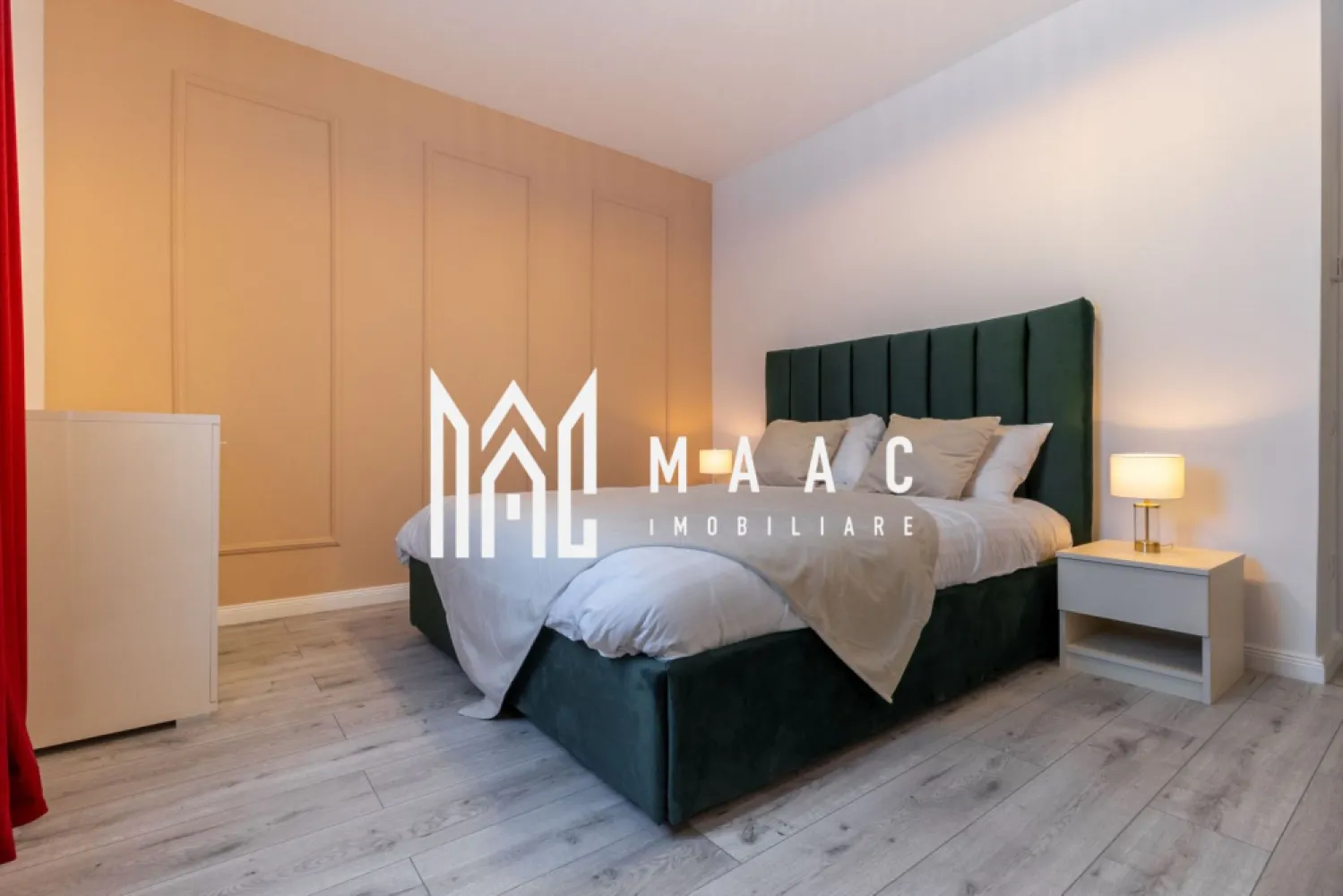 Apartament 2 camere | Mobilat LUX | Ciresica | Mandra - MAAC Imobiliare vă prezintă un apartament decomandat, situat într-un imobil finalizat în anul 2024, construit din cărămidă, cu acoperiș și pod. Apartamentul este orientat spre sud-vest, oferind lumină naturală pe tot parcursul zilei. Caracteristici: Suprafață utilă: 52 mp Suprafață totală: 57,1 mp Suprafață balcon: 5,1 mp Etaj: 3 Număr camere: 2 Bucătărie: Mobilată și utilată complet Baie: 1, cu geam Balcon: 1 Loc parcare: 1 Dotări și finisaje: Centrală proprie cu încălzire prin pardoseală Cabina de duș Frigider Hota Mașină de spălat rufe Mașină de spălat vase TV Ferestre termopane care se deschid Ușă intrare metalică Uși interioare MDF Pardoseală: gresie, parchet laminat, șapă Pereți: faianță, vopsea lavabilă Utilități și facilități: Apă, canalizare, gaz, curent Internet, CATV, telefon Contorizare separată (apometre, contor electric, contor gaz) Interfon, senzor de fum Loc de joacă pentru copii Rulouri PVC Parcare deschisă Amplasament: Iluminat stradal Acces facil la mijloace de transport în comun – linia 11 Izolație: Exterioară Acest apartament este ideal pentru cei care caută confort și modernitate într-o zonă bine dezvoltată. Pentru mai multe detalii și programări pentru vizionare, vă rugăm să ne contactați la MAAC Imobiliare. Va rugam sa specificati telefonic ID: CP2054839 }}