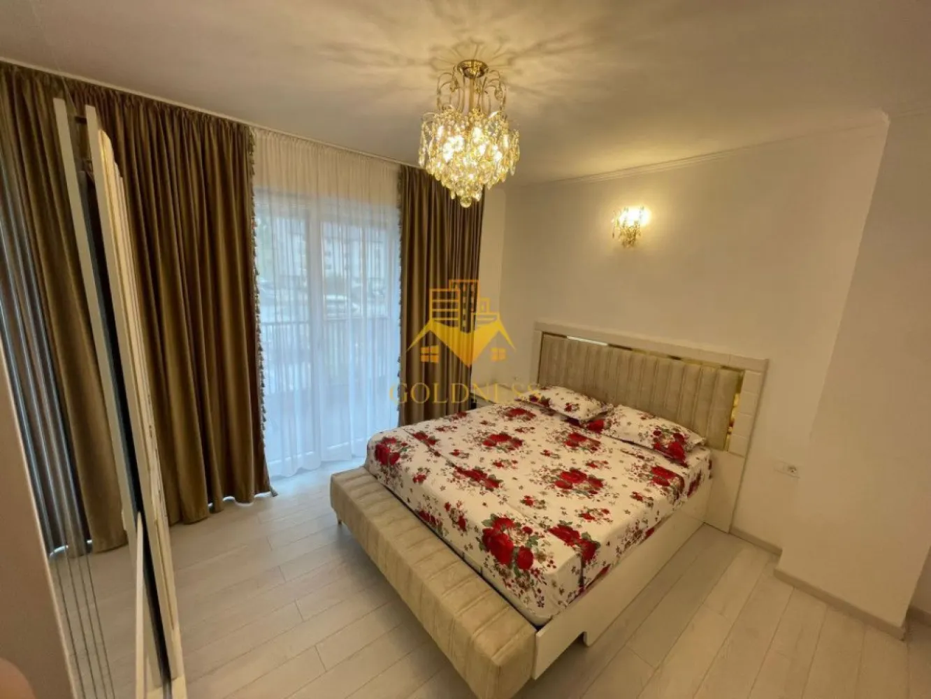 3 camere, modern, bloc nou, Parcare,Vivo, Columna Residence - GOLDNESS Imobiliare vă propune spre închiriere un apartament cu 3 camere complet mobilat și utilat, la etajul 1 într-un imobil de 7 etaje, în Floresti. Apartamentul este compartimentat astfel: - dormitor cu pat matrimonial, dressing, noptiere - dormitor cu pat matrimonial, dressing, noptiere - living cu bucatarie open-space complet utilată, canapea extensibilă, loc de servit masa - baie cu cabina de dus, calorifer port prosop inox și dulap pentru depozitare. - balcon de 5 mp. Imobilul este dotat cu toate cele necesare- centrală proprie, mașină de spălat haine, frigider, plită electrică, hotă, etc. Se află în apropierea stațiilor de transport în comun, magazine, restaurante, spații verzi, farmacii, etc. Dispune de loc de parcare subterana! Pentru intermediere se percepe un comision de 50% din prețul chiriei! Dacă sunteți interesați de acest apartament și doriți să îl vizionați, dar și pentru alte oferte sau detalii nu ezitați să ne contactați telefonic sau prin e-mail - goldnessimobiliare@gmail.com. Vă stăm la dispoziție! }}