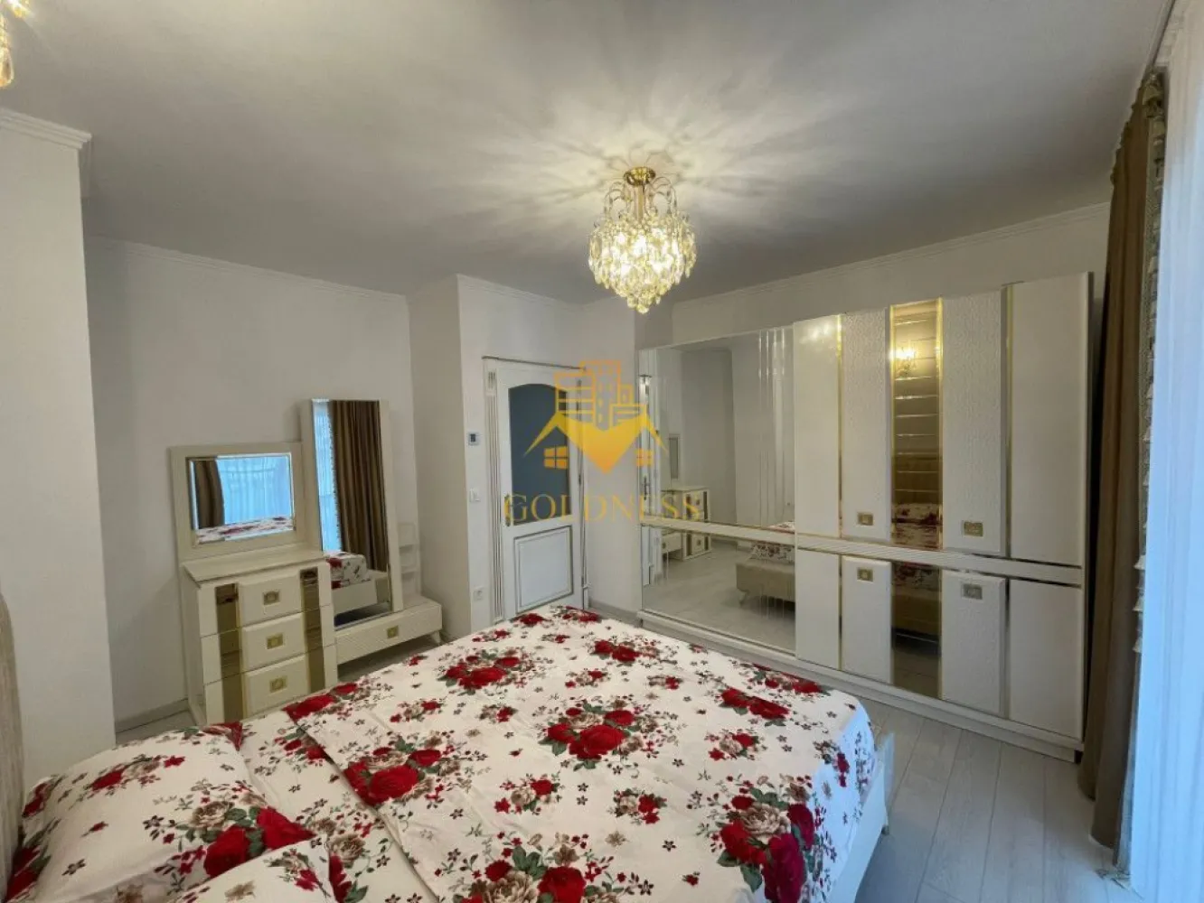 3 camere, modern, bloc nou, Parcare,Vivo, Columna Residence - GOLDNESS Imobiliare vă propune spre închiriere un apartament cu 3 camere complet mobilat și utilat, la etajul 1 într-un imobil de 7 etaje, în Floresti. Apartamentul este compartimentat astfel: - dormitor cu pat matrimonial, dressing, noptiere - dormitor cu pat matrimonial, dressing, noptiere - living cu bucatarie open-space complet utilată, canapea extensibilă, loc de servit masa - baie cu cabina de dus, calorifer port prosop inox și dulap pentru depozitare. - balcon de 5 mp. Imobilul este dotat cu toate cele necesare- centrală proprie, mașină de spălat haine, frigider, plită electrică, hotă, etc. Se află în apropierea stațiilor de transport în comun, magazine, restaurante, spații verzi, farmacii, etc. Dispune de loc de parcare subterana! Pentru intermediere se percepe un comision de 50% din prețul chiriei! Dacă sunteți interesați de acest apartament și doriți să îl vizionați, dar și pentru alte oferte sau detalii nu ezitați să ne contactați telefonic sau prin e-mail - goldnessimobiliare@gmail.com. Vă stăm la dispoziție! }}