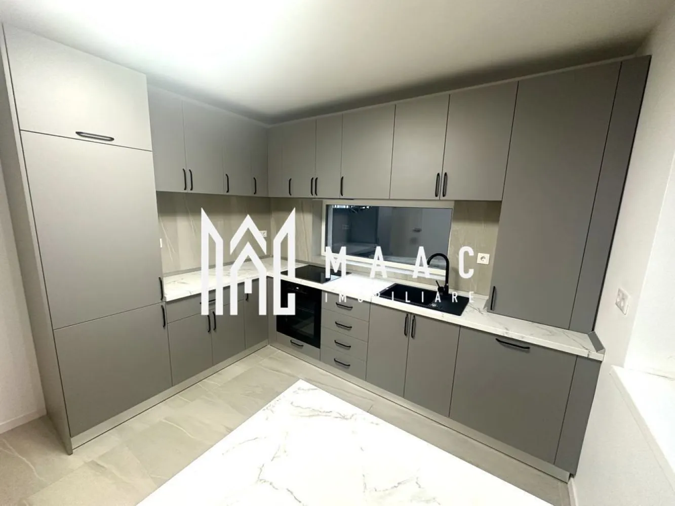 Casa tip duplex | 150mp | Terasa | Vasile Aaron - Selimbar - MAAC Imobiliare ofera spre inchiriere casa noua tip duplex, moderna, complet utilata si mobilata dupa preferintele si nevoile chiriasului, in zona Vasile Aaron - Selimbar. Locuinta decomandata este alcatuita din living, bucatarie separata si baie cu dus si geam la parter, terasa si curte iar la etaj sunt 3 dormitoare, baie cu cada si balcon. Proprietatea este la prima inchiriere, are incalzire in pardoseala cu termostat in fiecare incapere, iar curtea are aproximativ 200 mp liberi si o terasa acoperita pe care se iese din living si din bucatarie. Proprietatea este situata intr-o zona linistita si insorita de case, la numai cateva minute de mers de Shopping City. Se perecepe o chirie in avans si garantie in cuantumul unei chirii lunare. Disponibilitate imediata. Pentru mai multe detalii sau pentru a programa o vizionare, va rugam specificati telefonic: CP2263912 }}