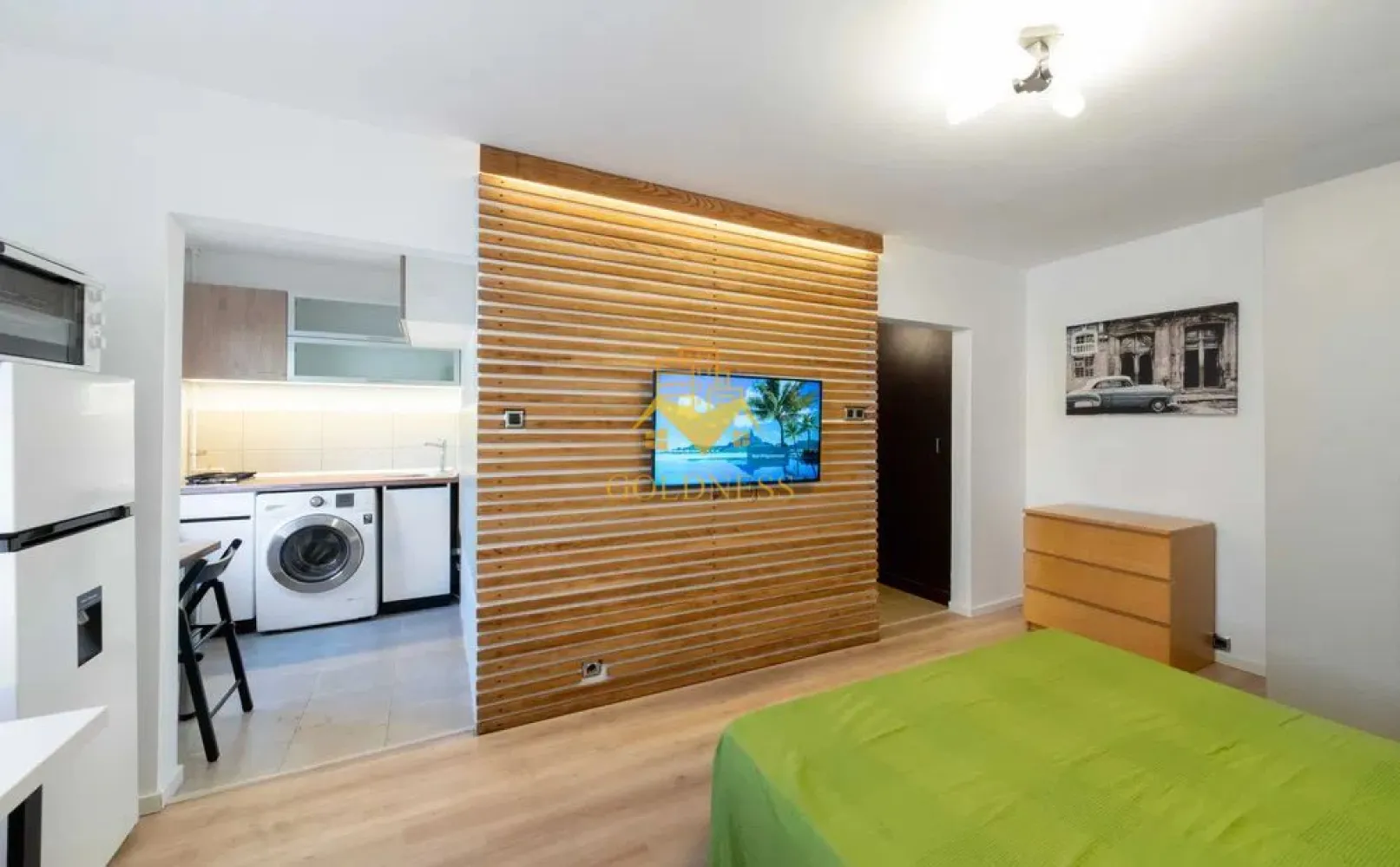 Garsoniera, Zorilor, UMF, UTCN, Observatorului, Spitalul de recuperare - GOLDNESS Imobiliare vă propune spre închiriere o garsoniera cu o camera complet mobilata și utilata, la parterul într-un imobil de 4 etaje, în Cartierul Zorilor. Se află în apropierea stațiilor de transport în comun, magazine, restaurante, spații verzi, farmacii, etc. Apartamentul este compartimentat astfel: - dormitor cu pat matrimonial, dressing, noptiere, birou - bucatarie complet utilată și mobilată, - baie cu dus walk-in, calorifer port prosop și dulap pentru depozitare, Imobilul este dotat cu toate cele necesare- centrală proprie, frigider, aragaz, hotă, mașină de spălat haine, etc. Dacă sunteți interesați de acest apartament și doriți să îl vizionați, dar și pentru alte oferte nu ezitați să ne contactați telefonic sau prin e-mail. Vă stăm la dispoziție! Pentru intermediere se percepe un comision de 50% din prețul chiriei! }}