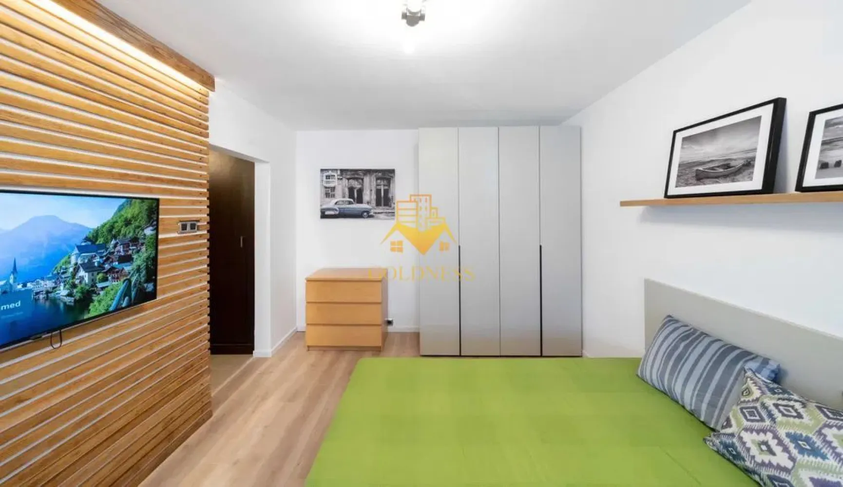 Garsoniera, Zorilor, UMF, UTCN, Observatorului, Spitalul de recuperare - GOLDNESS Imobiliare vă propune spre închiriere o garsoniera cu o camera complet mobilata și utilata, la parterul într-un imobil de 4 etaje, în Cartierul Zorilor. Se află în apropierea stațiilor de transport în comun, magazine, restaurante, spații verzi, farmacii, etc. Apartamentul este compartimentat astfel: - dormitor cu pat matrimonial, dressing, noptiere, birou - bucatarie complet utilată și mobilată, - baie cu dus walk-in, calorifer port prosop și dulap pentru depozitare, Imobilul este dotat cu toate cele necesare- centrală proprie, frigider, aragaz, hotă, mașină de spălat haine, etc. Dacă sunteți interesați de acest apartament și doriți să îl vizionați, dar și pentru alte oferte nu ezitați să ne contactați telefonic sau prin e-mail. Vă stăm la dispoziție! Pentru intermediere se percepe un comision de 50% din prețul chiriei! }}