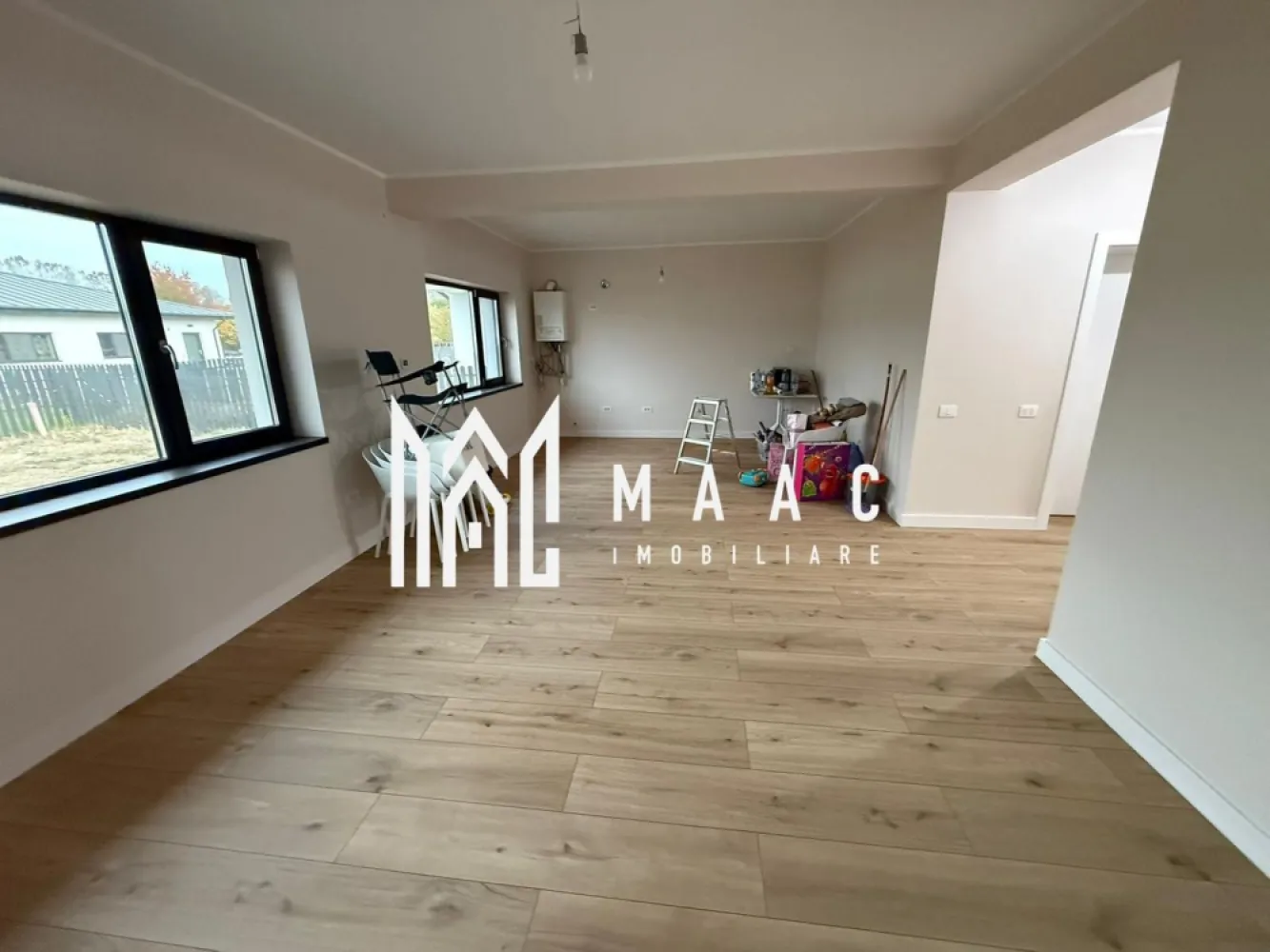 Casa 3 Camere | Incalzire in Pardoseala | Bujoreni - MAAC Imobiliare vă propune spre vânzare o casă modernă, nou construită, situată în prestigiosul cartier rezidențial privat Nord Residence Bujoreni, județul Vâlcea. Proprietatea se află într-o zonă exclusivistă, accesibilă prin două intrări, ambele prevăzute cu barieră, beneficiind de străzi betonate, iluminat public și piscină comună destinată rezidenților. Casa este pe un singur nivel, inteligent compartimentată pentru a oferi confort și funcționalitate: * 2 dormitoare, dintre care unul matrimonial cu baie proprie * Living spațios cu bucătărie open space, luminos și primitor * Cameră de dressing generoasă * A doua baie modernă * Terasa acoperită**, cu acces direct din living, ideală pentru relaxare Construită în 2025, proprietatea impresionează prin materiale premium, finisaje ultramoderne și încălzire în pardoseală, oferind un confort termic excelent în orice sezon. Casa dispune de un pod accesibil prin scară interioară**, complet izolat și amenajat, perfect pentru spații suplimentare de depozitare. În exterior, proprietatea oferă: * 2 locuri de parcare betonate * Curte generoasă de 550 mp, ideală pentru amenajare după propriile preferințe Această locuință este vândută la cheie, gata pentru a fi locuită imediat, fiind perfectă pentru cei care își doresc liniște, siguranță și un stil de viață modern într-un cartier privat de top. Pentru mai multe detalii sau programarea unei vizionări, MAAC Imobiliare vă stă la dispoziție. id: CP2849167 }}