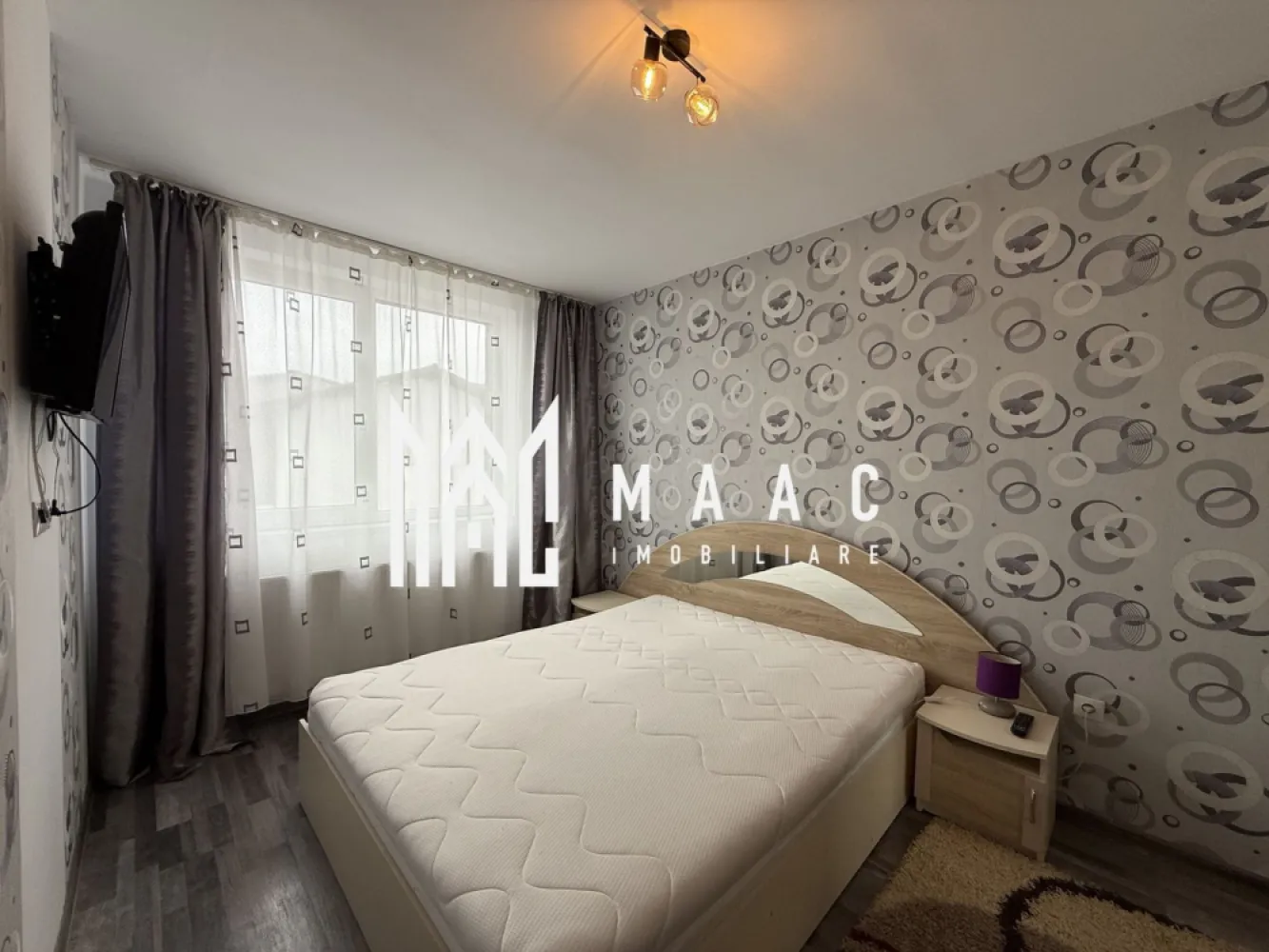 Apartament 2 camere | Balcon | Parcare | Arhitectilor - MAAC Imobiliare vă prezintă un apartament cu 2 camere, situat la etajul 3 al unui imobil din Cartierul Arhitecților. Caracteristici: Apartament cu 2 camere, ideal pentru locuință proprie sau investiție. Suprafață utilă de 31,5 mp și suprafață totală de 34,5 mp. Etaj 3/3. An construcție 2017. Orientare sud-vest, care asigură lumină naturală pe parcursul zilei. Apartamentul a fost renovat complet recent. Compartimentare: Living open space cu bucătărie, cu acces direct pe balcon. Balcon deschis, cu suprafața de aproximativ 3 mp. Dormitor mobilat complet. Baie dotată cu geam pentru aerisire naturală. Dotări și confort: Centrală termică proprie cu calorifere. Apartamentul se vinde complet mobilat și utilat, exact ca în poze. Avantaje locație: Acces rapid către oraș, mijloace de transport în comun și principalele puncte de interes. În apropiere se regăsesc magazine, servicii și facilități necesare traiului zilnic. Pentru mai multe detalii, precizati telefonic ca ati vizionat anuntul cu ID: CP2938955 }}
