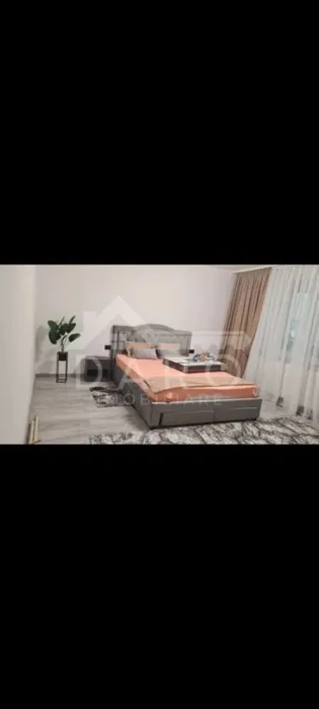 🏡 Garsonieră de închiriat | Zona Dacia | 350 €/lună - 🏡 Garsonieră de închiriat | Zona Dacia | 350 €/lună Se oferă spre închiriere garsonieră decomandată, modernă, recent renovată, situată în zona Dacia, într-o locație liniștită și foarte bine conectată la facilități. 💰 Chirie: 350 €/lună ✔ mobilată și utilată complet ✔ disponibilă pentru mutare imediată Compartimentare: ✔ cameră spațioasă și luminoasă ✔ bucătărie separată ✔ baie modernă ✔ balcon închis Dotări și utilități: ✔ mobilă modernă, în stare foarte bună ✔ bucătărie complet echipată (frigider, aragaz, cuptor) ✔ mașină de spălat ✔ geamuri termopan ✔ finisaje moderne, apartament recent renovat Avantaje: 📍 zonă Dacia – liniștită și apreciată 📍 piață de fructe și legume în apropiere 📍 aproape de Restaurant Darina și magazin Darina Alimente 📍 în apropiere de parcuri, școli și zone verzi 📍 stații de transport public la câteva minute 📍 acces rapid către centrul orașului și alte puncte de interes 📍 locuință curată, luminoasă și amenajată cu bun gust 💎 O alegere potrivită pentru cei care caută confort și un spațiu modern, gata de locuit. 🤝 Proprietate promovată prin DARO Imobiliare 📞 Detalii și vizionări: Coman Maria – DARO Imobiliare 📱 0749 535 729 🔑 DARO Imobiliare – găsim proprietatea potrivită.