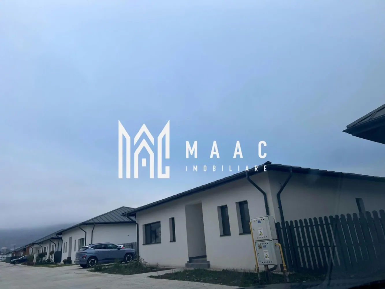 Casa 3 Camere | Incalzire in Pardoseala | Bujoreni - MAAC Imobiliare vă propune spre vânzare o casă modernă, nou construită, situată în prestigiosul cartier rezidențial privat Nord Residence Bujoreni, județul Vâlcea. Proprietatea se află într-o zonă exclusivistă, accesibilă prin două intrări, ambele prevăzute cu barieră, beneficiind de străzi betonate, iluminat public și piscină comună destinată rezidenților. Casa este pe un singur nivel, inteligent compartimentată pentru a oferi confort și funcționalitate: * 2 dormitoare, dintre care unul matrimonial cu baie proprie * Living spațios cu bucătărie open space, luminos și primitor * Cameră de dressing generoasă * A doua baie modernă * Terasa acoperită**, cu acces direct din living, ideală pentru relaxare Construită în 2025, proprietatea impresionează prin materiale premium, finisaje ultramoderne și încălzire în pardoseală, oferind un confort termic excelent în orice sezon. Casa dispune de un pod accesibil prin scară interioară**, complet izolat și amenajat, perfect pentru spații suplimentare de depozitare. În exterior, proprietatea oferă: * 2 locuri de parcare betonate * Curte generoasă de 550 mp, ideală pentru amenajare după propriile preferințe Această locuință este vândută la cheie, gata pentru a fi locuită imediat, fiind perfectă pentru cei care își doresc liniște, siguranță și un stil de viață modern într-un cartier privat de top. Pentru mai multe detalii sau programarea unei vizionări, MAAC Imobiliare vă stă la dispoziție. id: CP2849167 }}