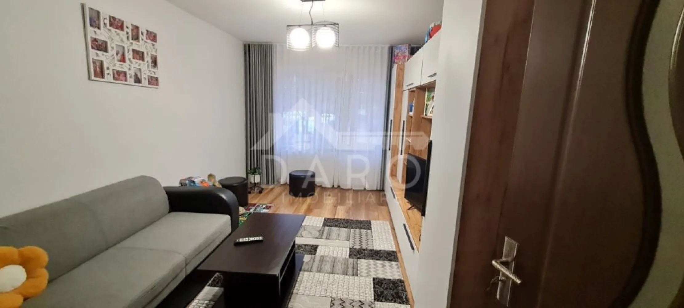 🏡 Apartament de vânzare – 2 camere | Zona Tudor - 🏡 Apartament de vânzare – 2 camere | Zona Tudor Se oferă spre vânzare apartament cu 2 camere, recent renovat, situat în cartierul Tudor, într-o zonă foarte bună, aproape de principalele puncte de interes ale orașului. ✔ apartament renovat recent ✔ mobilă în stare foarte bună ✔ disponibil pentru mutare Compartimentare: ✔ living ✔ dormitor luminos ✔ bucătărie mobilată și utilată modern ✔ baie ✔ boxă de depozitare în subsol Dotări și utilități: ✔ geamuri termopan ✔ finisaje moderne ✔ locuință îngrijită și bine întreținută Avantaje: 📍 cartier Tudor – zonă foarte căutată 📍 aproape de Shopping City Mall 📍 stație de autobuz în apropiere 📍 școală și universitate în zonă 📍 acces rapid către centrul orașului 💎 Ideal pentru locuință personală sau investiție într-o zonă cu cerere ridicată. 🤝 Proprietate promovată prin DARO Imobiliare 💳 Pentru achiziție, prin Kiwi Finance beneficiezi de: ✔ analiză GRATUITĂ a eligibilității ✔ acces la oferte de la peste 12 bănci ✔ negocierea dobânzii în favoarea ta ✔ suport complet până la semnarea contractului 📞 Detalii și vizionări: Coman Maria – DARO Imobiliare & Kiwi Finance 📱 0749 535 729 🔑 DARO Imobiliare – găsim proprietatea potrivită. 💳 Kiwi Finance – obținem creditul pentru a o cumpăra.