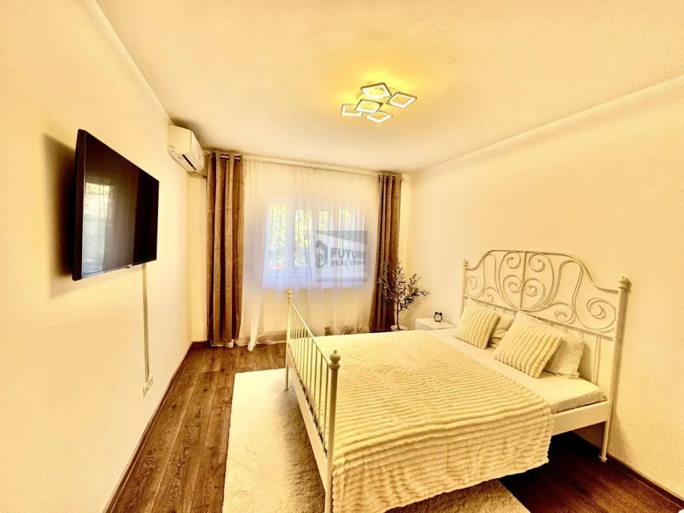 Inchiriez Garsoniera Dristor Sector 3 - Inchiriez garsoniera mobilata si utilata modern. Imobilul se afla la 10 minute de mers pe jos de statia de metrou Dristor. Imobilul este izolat si recent renovat, facturiile fiind foarte mici. Este dotat cu masina de spalat, cuptor electric, tv, centra termica individuala, termopan, dus walk-in. Se inchiriaza pentru o perioada de minimum 2 ani. Pretul este 1850 lei fix. Contract ANAF. Se percepe garantie o luna avans.