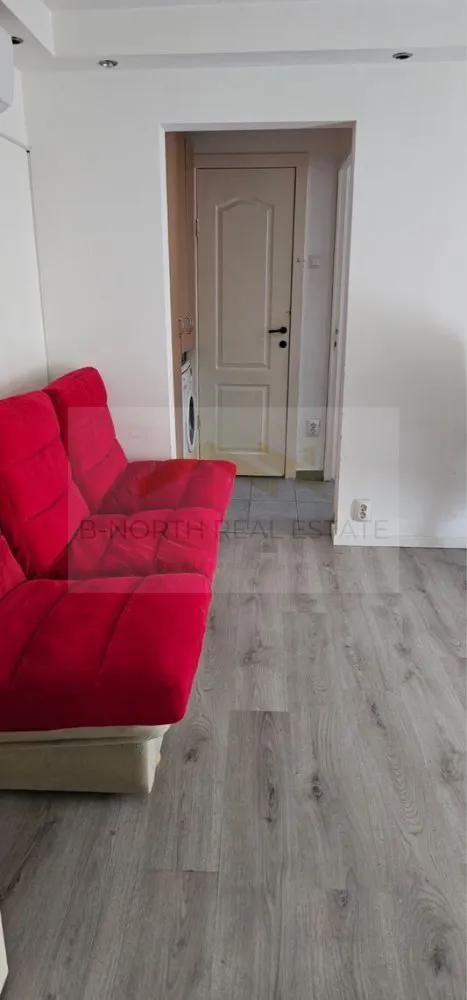 Apartament 2 camere de închiriat | Zona Berceni – Strada Luică -Centrală proprie - B-North Real Estate vă propune spre închiriere un apartament cu 2 camere, situat pe Strada Luică, în zona Berceni, într-un bloc reabilitat recent, cu lift nou și acces facil către mijloacele de transport în comun.
Apartamentul este amplasat la etajul 5, se închiriază complet mobilat și utilat, fiind ideal pentru o persoană sau un cuplu.

Caracteristici principale:

Apartament 2 camere
Etaj 5
Balcon
Complet mobilat și utilat
Disponibil imediat

Dotări și beneficii:

Centrală termică proprie
Aer condiționat
Bucătărie complet utilată
Mobilier modern
Lift nou
Bloc reabilitat termic

Avantaje locație:

Strada Luică – Berceni
Stație STB chiar în fața blocului
Acces rapid către magazine, supermarketuri și alte puncte de interes
Zonă liniștită, bine conectată la transportul public

Preț și condiții:

Chirie: 2.000 lei/lună
Disponibil imediat

Pentru informații suplimentare și programarea unei vizionări, contactați B-North Real Estate.
