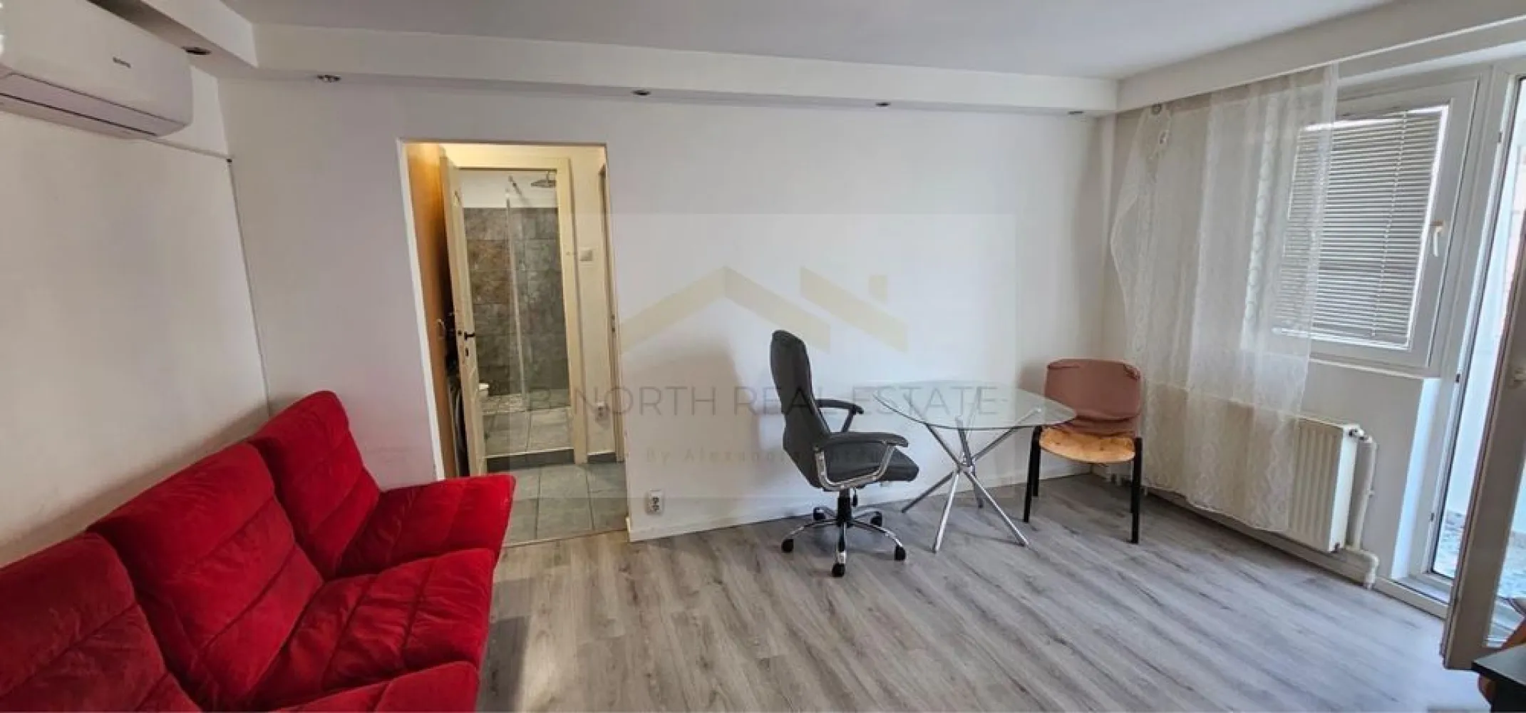Apartament 2 camere de închiriat | Zona Berceni – Strada Luică -Centrală proprie - B-North Real Estate vă propune spre închiriere un apartament cu 2 camere, situat pe Strada Luică, în zona Berceni, într-un bloc reabilitat recent, cu lift nou și acces facil către mijloacele de transport în comun.
Apartamentul este amplasat la etajul 5, se închiriază complet mobilat și utilat, fiind ideal pentru o persoană sau un cuplu.

Caracteristici principale:

Apartament 2 camere
Etaj 5
Balcon
Complet mobilat și utilat
Disponibil imediat

Dotări și beneficii:

Centrală termică proprie
Aer condiționat
Bucătărie complet utilată
Mobilier modern
Lift nou
Bloc reabilitat termic

Avantaje locație:

Strada Luică – Berceni
Stație STB chiar în fața blocului
Acces rapid către magazine, supermarketuri și alte puncte de interes
Zonă liniștită, bine conectată la transportul public

Preț și condiții:

Chirie: 2.000 lei/lună
Disponibil imediat

Pentru informații suplimentare și programarea unei vizionări, contactați B-North Real Estate.