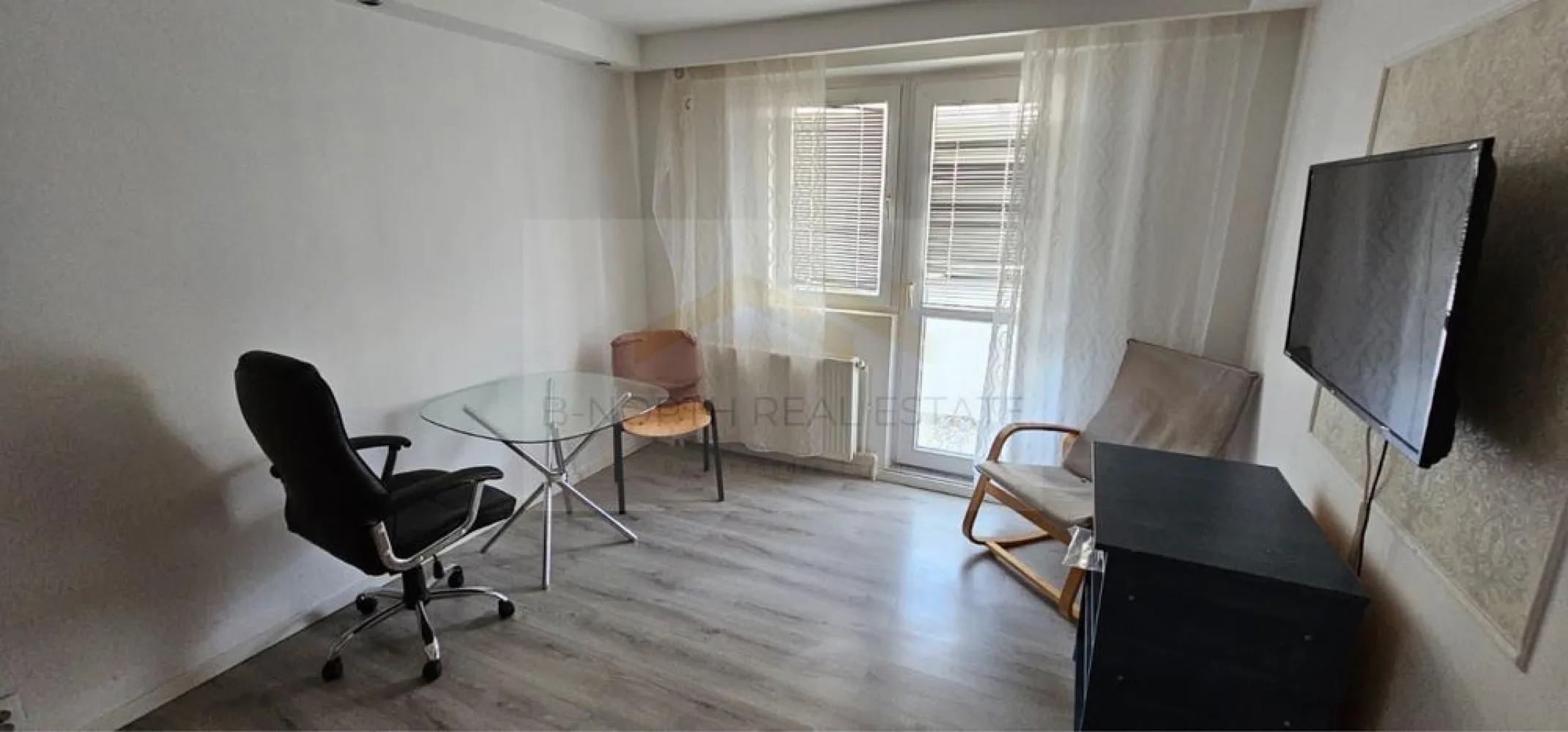 Apartament 2 camere de închiriat | Zona Berceni – Strada Luică -Centrală proprie - B-North Real Estate vă propune spre închiriere un apartament cu 2 camere, situat pe Strada Luică, în zona Berceni, într-un bloc reabilitat recent, cu lift nou și acces facil către mijloacele de transport în comun.
Apartamentul este amplasat la etajul 5, se închiriază complet mobilat și utilat, fiind ideal pentru o persoană sau un cuplu.

Caracteristici principale:

Apartament 2 camere
Etaj 5
Balcon
Complet mobilat și utilat
Disponibil imediat

Dotări și beneficii:

Centrală termică proprie
Aer condiționat
Bucătărie complet utilată
Mobilier modern
Lift nou
Bloc reabilitat termic

Avantaje locație:

Strada Luică – Berceni
Stație STB chiar în fața blocului
Acces rapid către magazine, supermarketuri și alte puncte de interes
Zonă liniștită, bine conectată la transportul public

Preț și condiții:

Chirie: 2.000 lei/lună
Disponibil imediat

Pentru informații suplimentare și programarea unei vizionări, contactați B-North Real Estate.