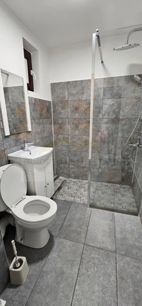 Apartament 2 camere de închiriat | Zona Berceni – Strada Luică -Centrală proprie - B-North Real Estate vă propune spre închiriere un apartament cu 2 camere, situat pe Strada Luică, în zona Berceni, într-un bloc reabilitat recent, cu lift nou și acces facil către mijloacele de transport în comun.
Apartamentul este amplasat la etajul 5, se închiriază complet mobilat și utilat, fiind ideal pentru o persoană sau un cuplu.

Caracteristici principale:

Apartament 2 camere
Etaj 5
Balcon
Complet mobilat și utilat
Disponibil imediat

Dotări și beneficii:

Centrală termică proprie
Aer condiționat
Bucătărie complet utilată
Mobilier modern
Lift nou
Bloc reabilitat termic

Avantaje locație:

Strada Luică – Berceni
Stație STB chiar în fața blocului
Acces rapid către magazine, supermarketuri și alte puncte de interes
Zonă liniștită, bine conectată la transportul public

Preț și condiții:

Chirie: 2.000 lei/lună
Disponibil imediat

Pentru informații suplimentare și programarea unei vizionări, contactați B-North Real Estate.