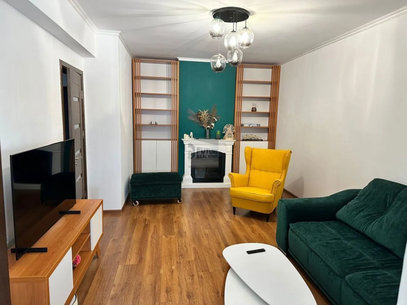 3 Camere 1 Decembrie 1918 Birou inclus. Zero stres parcare - Dacă te-ai săturat de apartamente întunecate, înghesuite și cu mobilă de pe vremea bunicilor, oprește-te aici. Avem un 3 camere decomandat, „scăldat” în soare (orientare Sud-Vest), unde spațiul chiar a fost gândit să fie util, nu doar să existe. 📐 Setup-ul (70 mp utili + 6 mp balcon): Living (20 mp): Spațiu generos pentru Netflix & chill, cu smart TV și canapea extensibilă pentru musafiri. Dormitor Matrimonial (15 mp): Pat cu depozitare (pentru că niciodată nu avem destul loc) și dressing. Bonus: un mic birou pentru machiaj sau laptop. Al doilea dormitor / „The War Room” (10 mp): Configurat special pentru Work from Home. Ai două birouri, dintre care unul reglabil pe înălțime. Spatele tău îmi va mulțumi mai târziu. Bucătărie separată (8 mp): Gătești ce vrei tu. Ai centrală proprie (adio, apă rece de la primărie), mașină de spălat și tot ce-ți trebuie. Holul: Nu e doar un culoar, e spațiu de depozitare serios, cu un dressing generos. 📍 Localizare & Logistică: Metrou 1 Decembrie 1918: 10-12 minute de mers pe jos. Destul cât să faci pașii zilnici, destul de aproape să nu scoți mașina pentru orice drum. Parcare: Inclusă. Cine locuiește în zonă știe că un loc de parcare valorează cât o mică avere. Tu îl ai în preț. Balcon: Închis. Bun pentru cafea sau depozitare extra. 💼 Cifre și Reguli (Fără „negociem la fața locului”): Disponibilitate: De la 1 Aprilie. Nu te grăbi, dar nici nu sta pe gânduri, că pleacă repede. Animale de companie: Din păcate, de data asta spunem pas. Apartamentul este impecabil și vrem să-l păstrăm așa. Vibe: Căutăm chiriași serioși, care înțeleg diferența dintre o „chirie ieftină” și un cămin unde totul funcționează. Vrei schița, poze extra sau video? Nu mai sta pe Facebook, dă-mi un semn pe WhatsApp sau sună direct. Prima vizionare s-ar putea să fie și ultima, pentru că cineva îl va lua pe loc. 📞0751521504 #1Decembrie1918 #Titan #Sector3 #Apartament3Camere #WorkFromHome #LocDeParcare #DirectProprietar #BucurestiImobiliare #SmartLiving #SunnyApartment