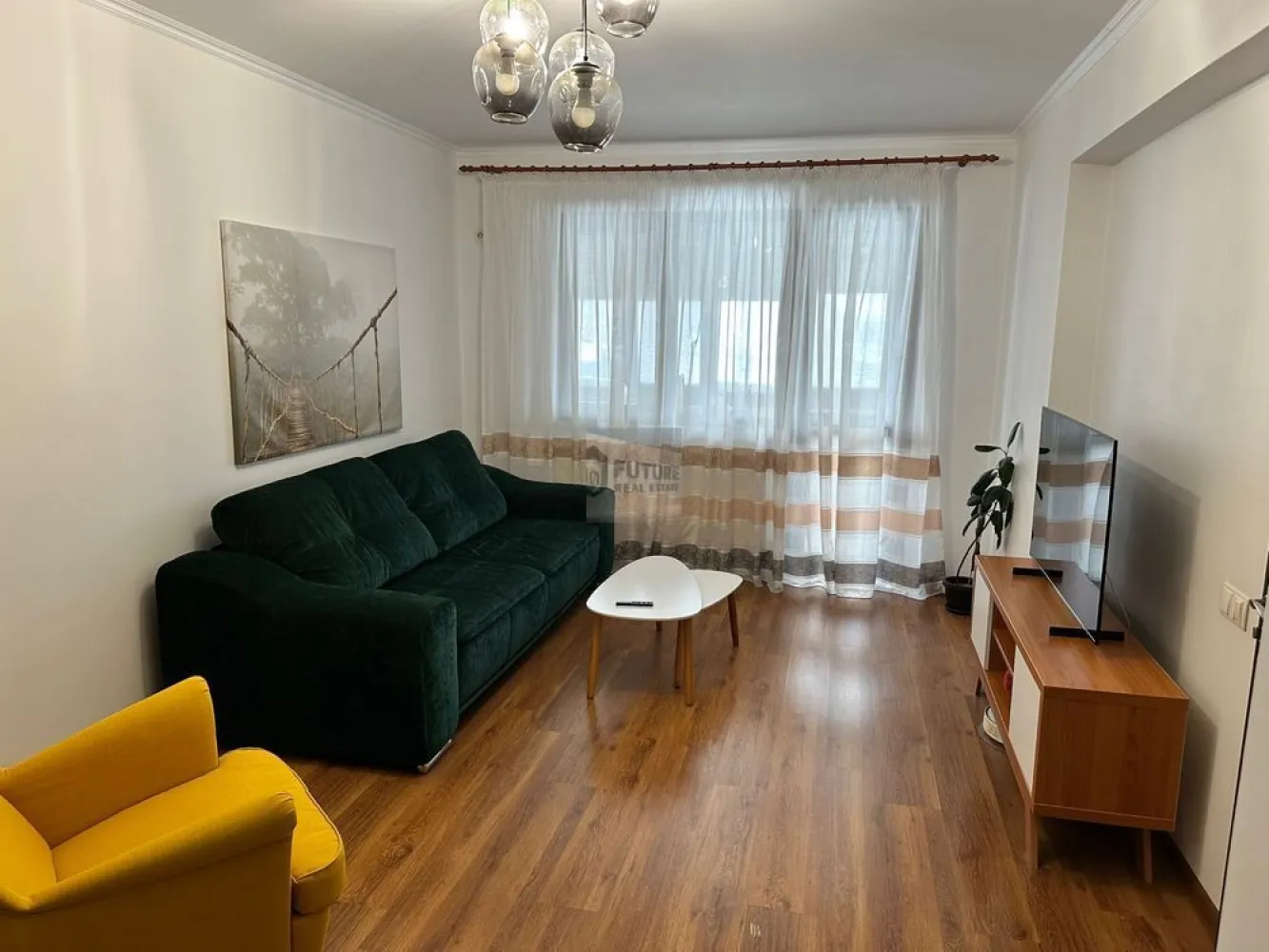 3 Camere 1 Decembrie 1918 Birou inclus. Zero stres parcare - Dacă te-ai săturat de apartamente întunecate, înghesuite și cu mobilă de pe vremea bunicilor, oprește-te aici. Avem un 3 camere decomandat, „scăldat” în soare (orientare Sud-Vest), unde spațiul chiar a fost gândit să fie util, nu doar să existe. 📐 Setup-ul (70 mp utili + 6 mp balcon): Living (20 mp): Spațiu generos pentru Netflix & chill, cu smart TV și canapea extensibilă pentru musafiri. Dormitor Matrimonial (15 mp): Pat cu depozitare (pentru că niciodată nu avem destul loc) și dressing. Bonus: un mic birou pentru machiaj sau laptop. Al doilea dormitor / „The War Room” (10 mp): Configurat special pentru Work from Home. Ai două birouri, dintre care unul reglabil pe înălțime. Spatele tău îmi va mulțumi mai târziu. Bucătărie separată (8 mp): Gătești ce vrei tu. Ai centrală proprie (adio, apă rece de la primărie), mașină de spălat și tot ce-ți trebuie. Holul: Nu e doar un culoar, e spațiu de depozitare serios, cu un dressing generos. 📍 Localizare & Logistică: Metrou 1 Decembrie 1918: 10-12 minute de mers pe jos. Destul cât să faci pașii zilnici, destul de aproape să nu scoți mașina pentru orice drum. Parcare: Inclusă. Cine locuiește în zonă știe că un loc de parcare valorează cât o mică avere. Tu îl ai în preț. Balcon: Închis. Bun pentru cafea sau depozitare extra. 💼 Cifre și Reguli (Fără „negociem la fața locului”): Disponibilitate: De la 1 Aprilie. Nu te grăbi, dar nici nu sta pe gânduri, că pleacă repede. Animale de companie: Din păcate, de data asta spunem pas. Apartamentul este impecabil și vrem să-l păstrăm așa. Vibe: Căutăm chiriași serioși, care înțeleg diferența dintre o „chirie ieftină” și un cămin unde totul funcționează. Vrei schița, poze extra sau video? Nu mai sta pe Facebook, dă-mi un semn pe WhatsApp sau sună direct. Prima vizionare s-ar putea să fie și ultima, pentru că cineva îl va lua pe loc. 📞0751521504 #1Decembrie1918 #Titan #Sector3 #Apartament3Camere #WorkFromHome #LocDeParcare #DirectProprietar #BucurestiImobiliare #SmartLiving #SunnyApartment }}