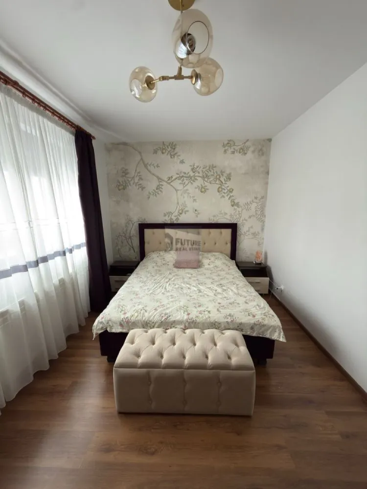 3 Camere 1 Decembrie 1918 Birou inclus. Zero stres parcare - Dacă te-ai săturat de apartamente întunecate, înghesuite și cu mobilă de pe vremea bunicilor, oprește-te aici. Avem un 3 camere decomandat, „scăldat” în soare (orientare Sud-Vest), unde spațiul chiar a fost gândit să fie util, nu doar să existe. 📐 Setup-ul (70 mp utili + 6 mp balcon): Living (20 mp): Spațiu generos pentru Netflix & chill, cu smart TV și canapea extensibilă pentru musafiri. Dormitor Matrimonial (15 mp): Pat cu depozitare (pentru că niciodată nu avem destul loc) și dressing. Bonus: un mic birou pentru machiaj sau laptop. Al doilea dormitor / „The War Room” (10 mp): Configurat special pentru Work from Home. Ai două birouri, dintre care unul reglabil pe înălțime. Spatele tău îmi va mulțumi mai târziu. Bucătărie separată (8 mp): Gătești ce vrei tu. Ai centrală proprie (adio, apă rece de la primărie), mașină de spălat și tot ce-ți trebuie. Holul: Nu e doar un culoar, e spațiu de depozitare serios, cu un dressing generos. 📍 Localizare & Logistică: Metrou 1 Decembrie 1918: 10-12 minute de mers pe jos. Destul cât să faci pașii zilnici, destul de aproape să nu scoți mașina pentru orice drum. Parcare: Inclusă. Cine locuiește în zonă știe că un loc de parcare valorează cât o mică avere. Tu îl ai în preț. Balcon: Închis. Bun pentru cafea sau depozitare extra. 💼 Cifre și Reguli (Fără „negociem la fața locului”): Disponibilitate: De la 1 Aprilie. Nu te grăbi, dar nici nu sta pe gânduri, că pleacă repede. Animale de companie: Din păcate, de data asta spunem pas. Apartamentul este impecabil și vrem să-l păstrăm așa. Vibe: Căutăm chiriași serioși, care înțeleg diferența dintre o „chirie ieftină” și un cămin unde totul funcționează. Vrei schița, poze extra sau video? Nu mai sta pe Facebook, dă-mi un semn pe WhatsApp sau sună direct. Prima vizionare s-ar putea să fie și ultima, pentru că cineva îl va lua pe loc. 📞0751521504 #1Decembrie1918 #Titan #Sector3 #Apartament3Camere #WorkFromHome #LocDeParcare #DirectProprietar #BucurestiImobiliare #SmartLiving #SunnyApartment }}