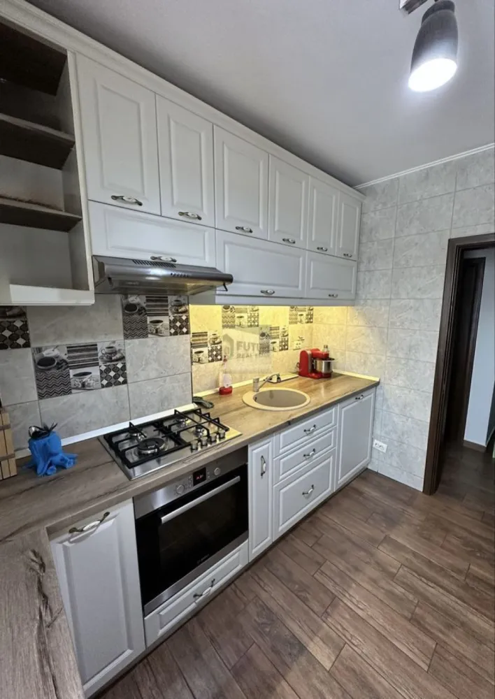 3 Camere 1 Decembrie 1918 Birou inclus. Zero stres parcare - Dacă te-ai săturat de apartamente întunecate, înghesuite și cu mobilă de pe vremea bunicilor, oprește-te aici. Avem un 3 camere decomandat, „scăldat” în soare (orientare Sud-Vest), unde spațiul chiar a fost gândit să fie util, nu doar să existe. 📐 Setup-ul (70 mp utili + 6 mp balcon): Living (20 mp): Spațiu generos pentru Netflix & chill, cu smart TV și canapea extensibilă pentru musafiri. Dormitor Matrimonial (15 mp): Pat cu depozitare (pentru că niciodată nu avem destul loc) și dressing. Bonus: un mic birou pentru machiaj sau laptop. Al doilea dormitor / „The War Room” (10 mp): Configurat special pentru Work from Home. Ai două birouri, dintre care unul reglabil pe înălțime. Spatele tău îmi va mulțumi mai târziu. Bucătărie separată (8 mp): Gătești ce vrei tu. Ai centrală proprie (adio, apă rece de la primărie), mașină de spălat și tot ce-ți trebuie. Holul: Nu e doar un culoar, e spațiu de depozitare serios, cu un dressing generos. 📍 Localizare & Logistică: Metrou 1 Decembrie 1918: 10-12 minute de mers pe jos. Destul cât să faci pașii zilnici, destul de aproape să nu scoți mașina pentru orice drum. Parcare: Inclusă. Cine locuiește în zonă știe că un loc de parcare valorează cât o mică avere. Tu îl ai în preț. Balcon: Închis. Bun pentru cafea sau depozitare extra. 💼 Cifre și Reguli (Fără „negociem la fața locului”): Disponibilitate: De la 1 Aprilie. Nu te grăbi, dar nici nu sta pe gânduri, că pleacă repede. Animale de companie: Din păcate, de data asta spunem pas. Apartamentul este impecabil și vrem să-l păstrăm așa. Vibe: Căutăm chiriași serioși, care înțeleg diferența dintre o „chirie ieftină” și un cămin unde totul funcționează. Vrei schița, poze extra sau video? Nu mai sta pe Facebook, dă-mi un semn pe WhatsApp sau sună direct. Prima vizionare s-ar putea să fie și ultima, pentru că cineva îl va lua pe loc. 📞0751521504 #1Decembrie1918 #Titan #Sector3 #Apartament3Camere #WorkFromHome #LocDeParcare #DirectProprietar #BucurestiImobiliare #SmartLiving #SunnyApartment }}